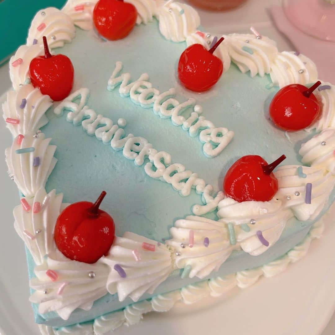 makoさんのインスタグラム写真 - (makoInstagram)「♡  あっという間の一年🕊 いつもありがとう♡  ケーキは @cakewith_tokyo 🧁 自分好みにオーダー出来るよ♡ アメリカで買ってきたやつを振りかけた🫶🏻  #センイルケーキ #オーダーケーキ #結婚記念日 #weddinganniversary #cakewith_pr」7月19日 14時21分 - mkxxxbaby