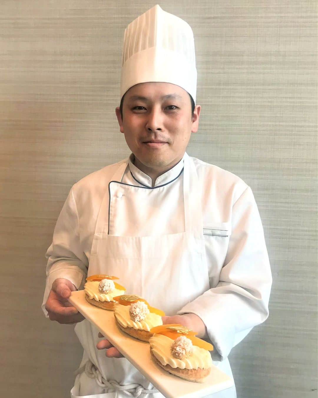 Palace Hotel Tokyo / パレスホテル東京さんのインスタグラム写真 - (Palace Hotel Tokyo / パレスホテル東京Instagram)「先日パレスホテル東京で開催された「ベーカリー＆ペストリーコンクール」の受賞作品が、スイーツ＆デリで販売されています！ 1位の作品はフランス料理 エステールの中澤作、サントノーレ デテ。マンゴやココナッツの甘さにパッションフルーツの酸味が合わさり、夏でも軽やかに食べられる一品です。赤ワインにショコラとオレンジを合わせた軽やかな味わいのサングリアや、たっぷりの野菜やサーモンが入ったマルチグレインサンドもぜひお楽しみください。 The winning menus from Palace Hotel Tokyo's in-house Bakery & Pastry Competition are now available at our pastry shop Sweets & Deli! In first place was Saint-Honoré d'Été by French Restaurant Esterre's staff Nakazawa, a tropical summer delight with mango, passion fruit and coconut. Also enjoy Sangria with red wine, chocolate and orange, and a healthy Multigrain Sandwich filled with vegetables and salmon paste.  #サントノーレ #社内コンクール #社内コンテスト #スイーツコンクール #社内表彰 #ホテルスタッフ #技術向上 #切磋琢磨 #スイーツアンドデリ #丸の内 #丸の内グルメ #エステール #パレスホテル東京 #StHonore #SaintHonoré #staffawards #inhousecompetition #staffcompetition #pastrycompetition #bakerycompetition #uncommontravel #lhwtraveler #Marunouchi #SweetsAndDeli #Esterre #PalaceHotelTokyo」7月19日 14時24分 - palacehoteltokyo