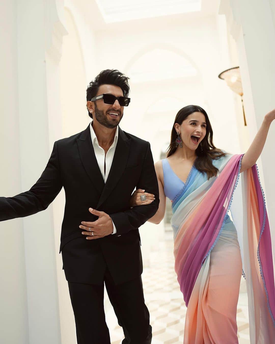 アリア・バットのインスタグラム：「दिल वाली Delhi mai apni Kahaani lekar aaye hai Rocky aur Rani 💖🩷」