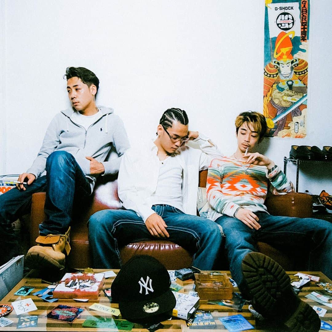 McGuffinさんのインスタグラム写真 - (McGuffinInstagram)「⚡McGuffin Street News⚡  「Don Julio」のバイラルヒットが話題沸騰中のYella Flat Boysが新作EP『YELLAWORKS』をリリース‼️ 収録曲「Satisfaction」MV公開中🎥  @yellaflatboys  2023.07.14 Fri Release !!! Yella Flat Boys NEW EP  『YELLA WORKS』 【MV】https://youtu.be/OtoSZ2Gz6x0 【Linkcore】https://linkco.re/AvDmy05V  ファッションアイコンとしても注目度高まるYella Flat Boysが3曲入りのEPをリリース！ IOやYo-seaらの楽曲プロデュースで注目されている”盟友” GooDeeが今作も全曲プロデュース！ ”Yellaらしさ”が感じられつつ”新たなチャレンジ”を感じることもできる最新作がデリバリー！  アルバム制作を通して・・ @villy_yam 納得出来る作品を作る事を意識した。特に「Don't Rush The Answer」のhookは耳に残るし2人のverseもかなり気持ちい聞こえになってます。 @aju_1219 前回よりもっと今自分の見てる景色を伝わるようリリックにした。自分達と聴く側に寄り添ったイメージ。 @law__yfb 一曲一曲の乗り方もそれぞれ違う 今回のepは、新たな僕達の可能性、今まで以上の3人の一体感を皆さんに感じて欲しいです。  -Track List- 1. Don’t Rush The Answer 2. Down Town Tale 3. Satisfaction All Sons Produced by GooDee  #YellaFlatBoys #YFB #yellaworks」7月19日 14時31分 - mcguffin_official