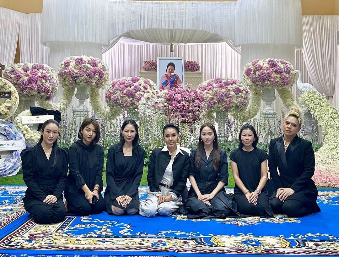 アム・パチャラパーのインスタグラム：「กราบลาคุณแม่พี่แพนนะคะ เป็นกำลังใจให้นะคะพี่」
