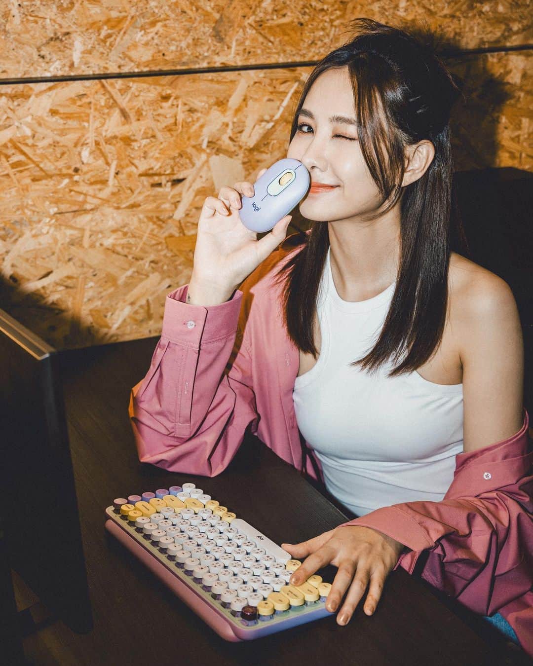 アンバー・アンのインスタグラム：「辦公桌上，有POP KEYS 的陪伴 整個粉嫩清涼，太可愛了😍  Shopee 7/20 超級品牌日滿指定金額最高限折400元、贈 5%蝦幣及價值999元炫彩水壺，滿額登錄再送 UberEats 300 元抵用卷或 A10 電競耳機，好康資訊這邊看: https://bit.ly/3OgH4wj  @logitech #logitech」