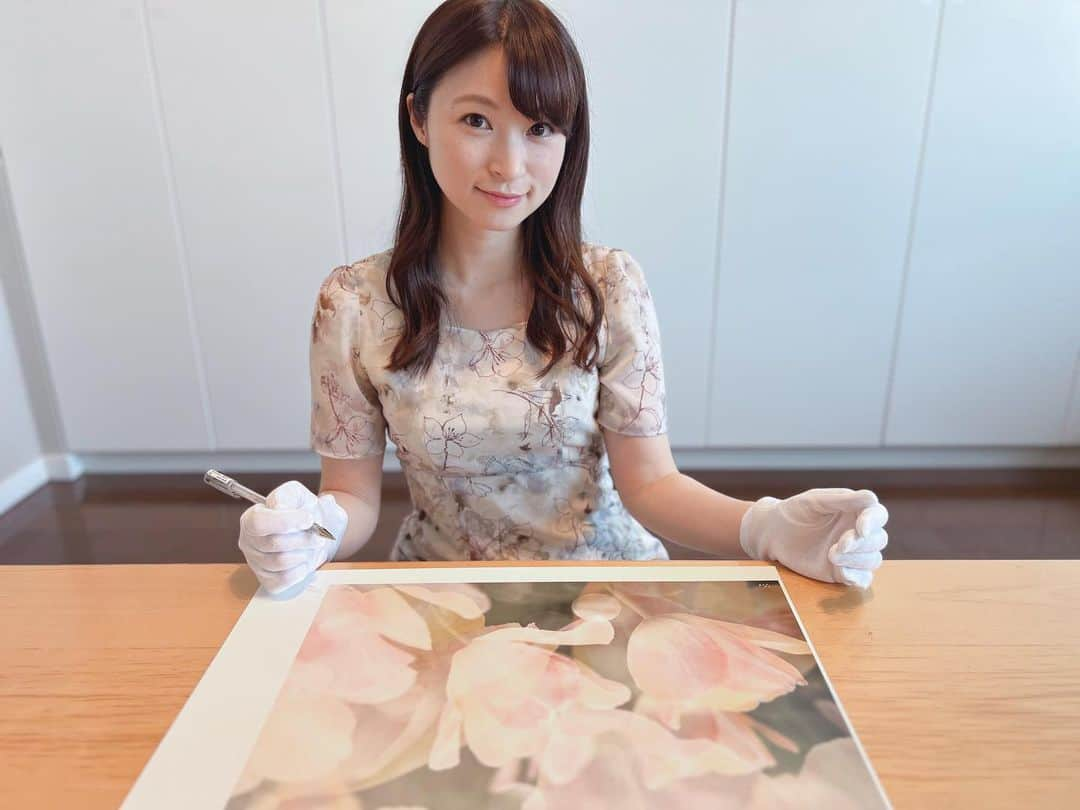 荒井沙織さんのインスタグラム写真 - (荒井沙織Instagram)「. . 先ほど、初めての個展に出展する全30作品にサイン入れをしてきました🌱✨ . 今回は、作品そのものも、展示スタイルなども、色々と新たな試みに挑戦しています✨ 作品数もこれまでで1番多いので、たくさん楽しんでいただけるといいな🫧 . . . 荒井沙織 詩写真展 『 last note 』 islandgallery.jp/22723 . 《会期》 2023年8月8日(火)〜13日(日) 11:00-18:30 / 最終日は17:00まで 《会場》 孔雀画廊 東京都中央区京橋2-5-18 京橋創生館 1F . 《協賛》 マルマン株式会社 様 Canson Infinity (@e.maruman / @maruman_egaku ) . 《主催》 Island Gallery . . . #荒井沙織 #LyricalPhoto  #たまぼけ創作写真 #saory #japan #art #creative #artphotography #artphoto  #exhibition #tokyo  #cansoninfinity #マルマン  #SIGMA #dp2Quattro #SIGMAfp」7月19日 14時51分 - araisaori0310