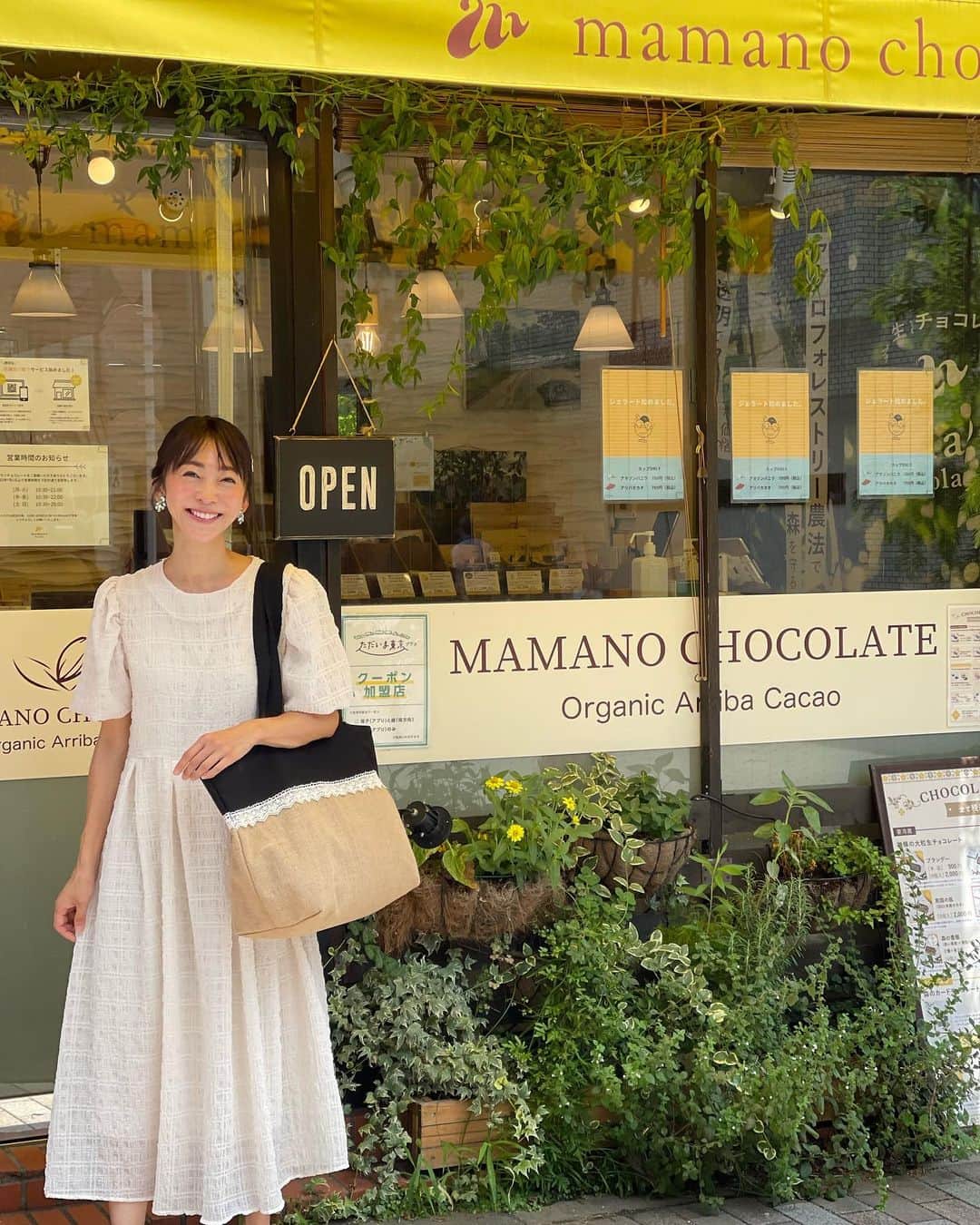 木本泉さんのインスタグラム写真 - (木本泉Instagram)「- 暑いですね〜☀️ 毎日クタクタ。歩くだけで体力消耗されちゃいますね💦  疲れた時、ホッと一息"ご褒美的"に食べたくなるチョコレート🍫  @mamano_official   赤坂見附にある拘りのチョコレート屋さん💛 食べるなら美味しいものをと買いにきました！  またお買い物したものUPしますね🛍️  今日のおやつは炭酸水と生チョコ。 コーヒー好きな私も、、、暑すぎて炭酸水ばかり飲んでます⭐️  #mamanochocolate#赤坂見附#赤坂チョコレート」7月19日 14時54分 - izumikimoto