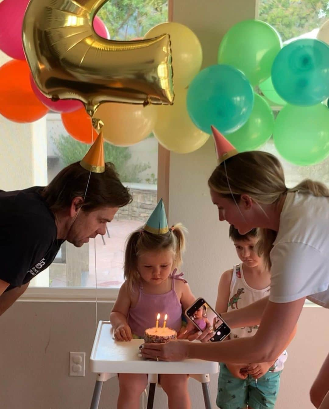 クリスティン・ヒルデブランドさんのインスタグラム写真 - (クリスティン・ヒルデブランドInstagram)「Lennon turned TWO on Sunday! scrapbook of her special day, part I. Highlights - presents, cake!! hanging with her bestie Zara, and making pizzas for dinner ❤️🧡💛💚🩵💙💜」7月19日 14時58分 - _kristinhildebrand