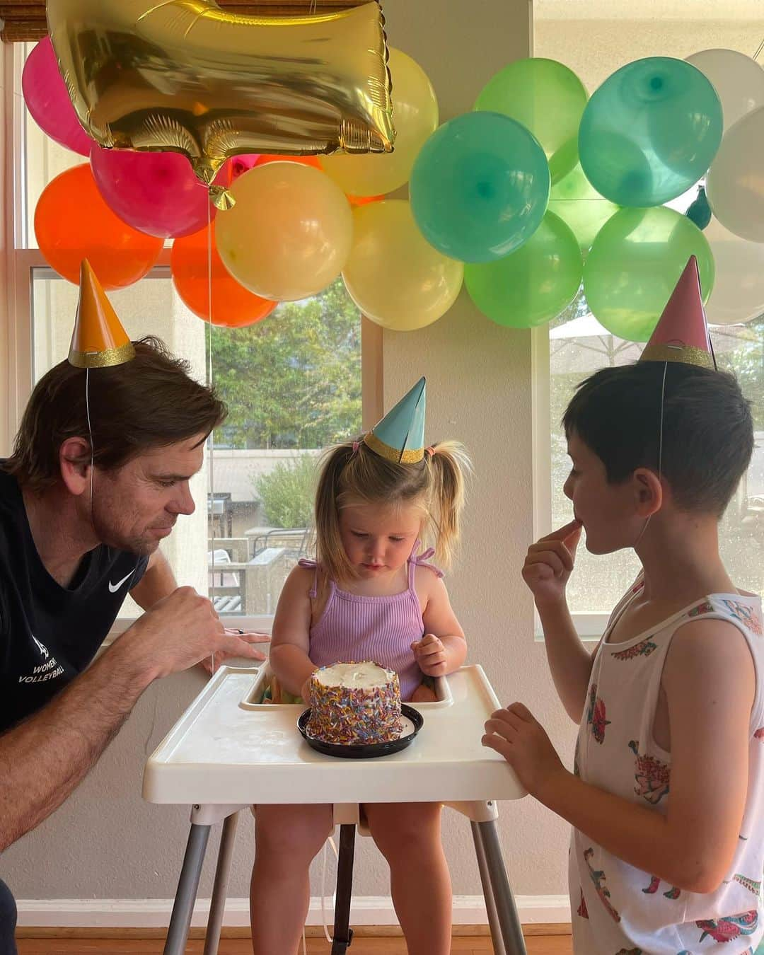 クリスティン・ヒルデブランドさんのインスタグラム写真 - (クリスティン・ヒルデブランドInstagram)「Lennon turned TWO on Sunday! scrapbook of her special day, part I. Highlights - presents, cake!! hanging with her bestie Zara, and making pizzas for dinner ❤️🧡💛💚🩵💙💜」7月19日 14時58分 - _kristinhildebrand