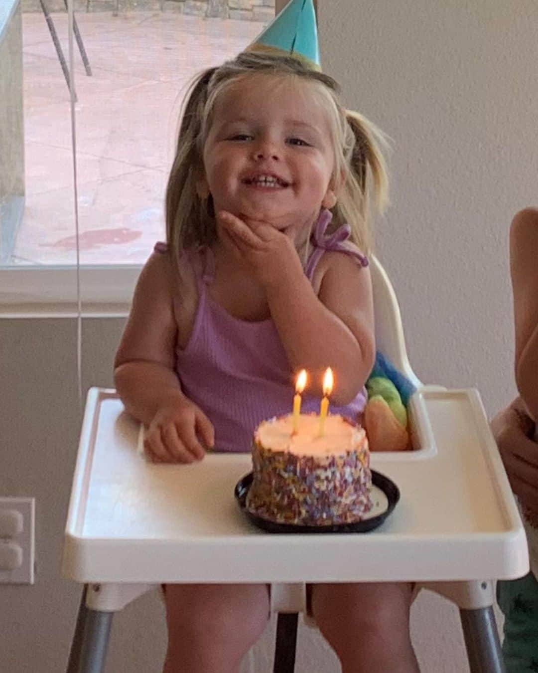 クリスティン・ヒルデブランドのインスタグラム：「Lennon turned TWO on Sunday! scrapbook of her special day, part I. Highlights - presents, cake!! hanging with her bestie Zara, and making pizzas for dinner ❤️🧡💛💚🩵💙💜」