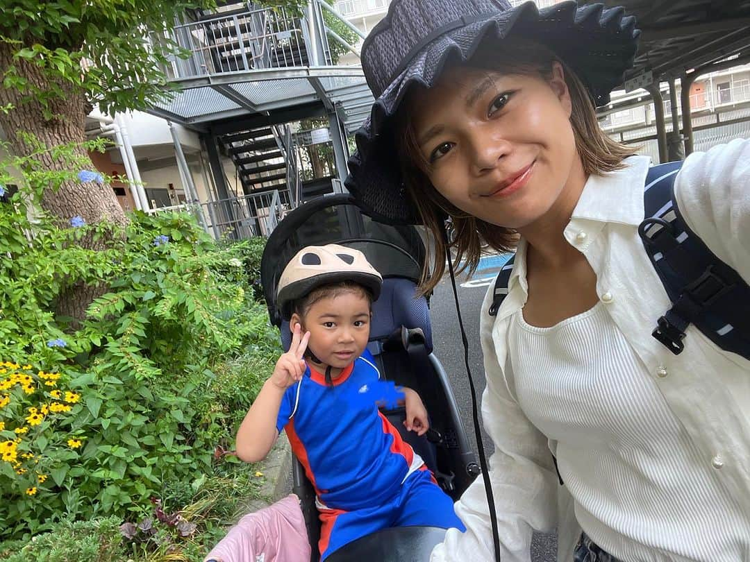 クロさんのインスタグラム写真 - (クロInstagram)「朝のなにげないこの光景！！  自転車に一緒に乗って、登園🚲 こんな時間も当たり前じゃなくて、時間に限りがあるモノ。 いつか、永遠にやらされた"しりとり" も抱きしめたくなる大切な大切な思い出に変わる- ̗̀ ♡ ̖́-  人生は予期せぬいろんなことが起こって、いろんな感情がグルグルしたり、日々忙しいのは当たり前なんだけれど、そういう初心みたいな気持ち、たまには思い出しながら、当たり前を大切にしていきたいっ🕊🌿  たくさんの愛を与えられていますようにーーー♡♡♡  #登園風景 #当たり前は当たり前じゃない #ちびクロdiary」7月19日 15時00分 - kuro_risa