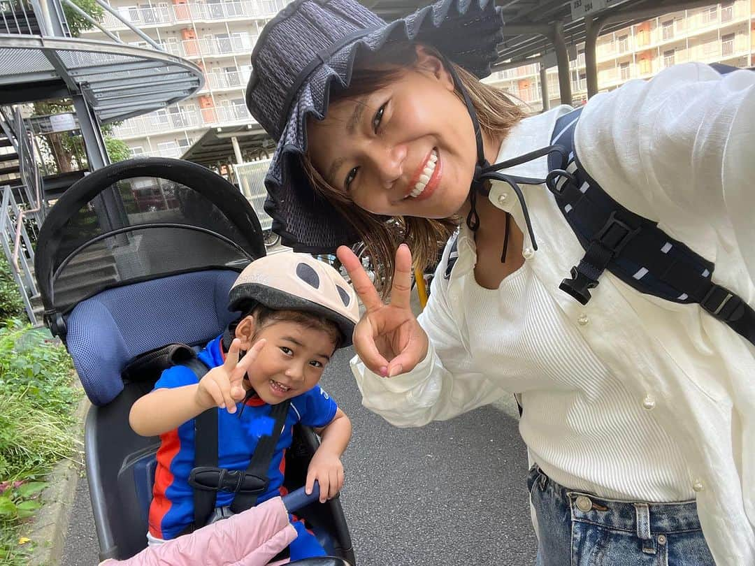 クロさんのインスタグラム写真 - (クロInstagram)「朝のなにげないこの光景！！  自転車に一緒に乗って、登園🚲 こんな時間も当たり前じゃなくて、時間に限りがあるモノ。 いつか、永遠にやらされた"しりとり" も抱きしめたくなる大切な大切な思い出に変わる- ̗̀ ♡ ̖́-  人生は予期せぬいろんなことが起こって、いろんな感情がグルグルしたり、日々忙しいのは当たり前なんだけれど、そういう初心みたいな気持ち、たまには思い出しながら、当たり前を大切にしていきたいっ🕊🌿  たくさんの愛を与えられていますようにーーー♡♡♡  #登園風景 #当たり前は当たり前じゃない #ちびクロdiary」7月19日 15時00分 - kuro_risa