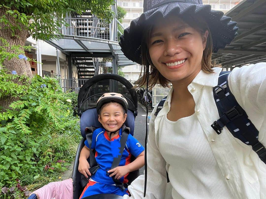 クロさんのインスタグラム写真 - (クロInstagram)「朝のなにげないこの光景！！  自転車に一緒に乗って、登園🚲 こんな時間も当たり前じゃなくて、時間に限りがあるモノ。 いつか、永遠にやらされた"しりとり" も抱きしめたくなる大切な大切な思い出に変わる- ̗̀ ♡ ̖́-  人生は予期せぬいろんなことが起こって、いろんな感情がグルグルしたり、日々忙しいのは当たり前なんだけれど、そういう初心みたいな気持ち、たまには思い出しながら、当たり前を大切にしていきたいっ🕊🌿  たくさんの愛を与えられていますようにーーー♡♡♡  #登園風景 #当たり前は当たり前じゃない #ちびクロdiary」7月19日 15時00分 - kuro_risa