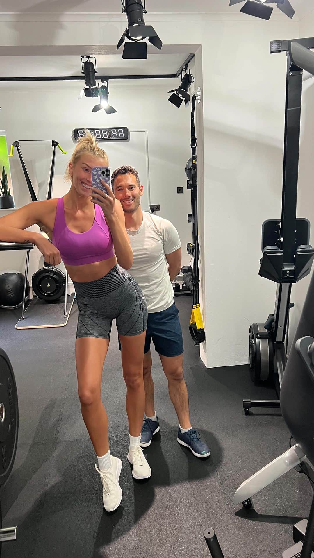 Zanna Van Dijkのインスタグラム：「Dumbbell only upper body & core 🏋🏼‍♀️   Since hiking is my focus, my legs often get much more training than my upper body. But keeping my back, chest, arms and core strong is key - these muscles support me as I carry heavy backpacks and climb mountains. So here’s how I train them:   ➡️ Superset: Half kneeling shoulder press x 10 each side, Kneeling front raise x 10. 4 rounds. ➡️ Superset: Floor press x12, skull crusher x15. 4 rounds. ➡️ Superset: Staggered stance single arm row x12 each side, hammer curl x10 each side. 4 rounds. ➡️ Core: overhead single arm sit ups x10 each side. 3 rounds.   Let me know what other workouts you want to see in the comments ♥️ #homeworkout #dumbbellworkout #upperbodyworkout #coreworkout」