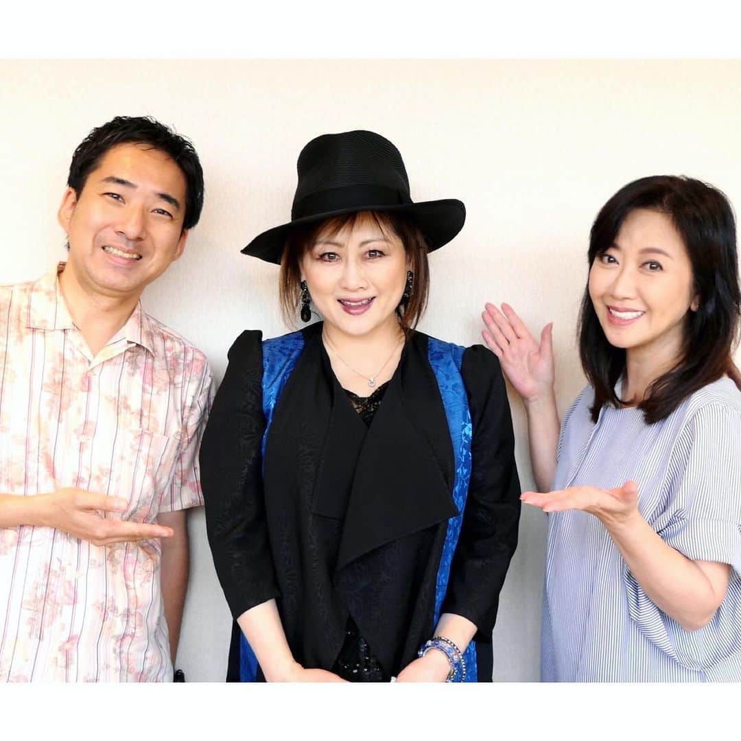 伍代夏子のインスタグラム：「今日のNHKラジオ「ふんわり」は、ゲストに渡辺美里さんをお迎えしてお送りいたしました📻 明朗快活、テンポの良い会話… パワーをたくさんいただきました💖 美里さん、朝早くからありがとうございました🙇‍♀️ 皆サマ、来週も聴いてちょ💋 #nhkラジオ第1  #ふんわり  #生放送  #水曜日は早起き #渡辺美里 さん #まいれぼりゅーしょん  #稲垣秀人アナウンサー  #伍代夏子」