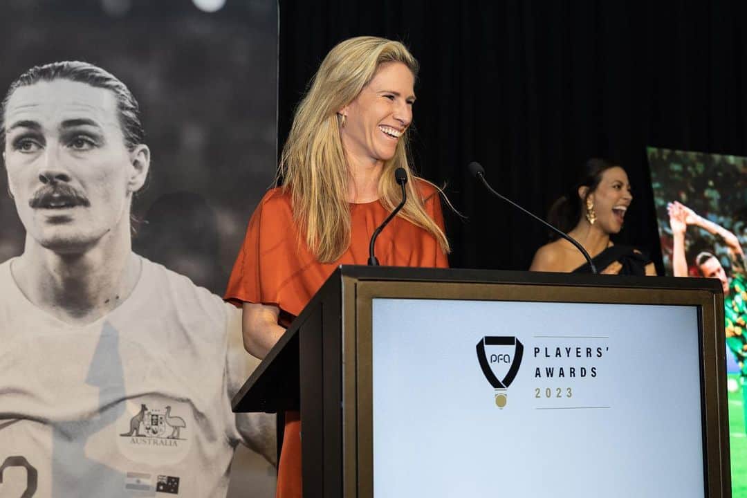 イリース・ケロンド・ナイトのインスタグラム：「So fun to celebrate all things great in Australian football with the @thepfa ! A night like this was worth the wait. Amazing to have our founders and different generations in the one room. Congrats to our deserved winners 🥂🏅. I reckon @tararushton_ enjoyed that one 🤭😬.   🙏 @oakberryau @biancaspender」
