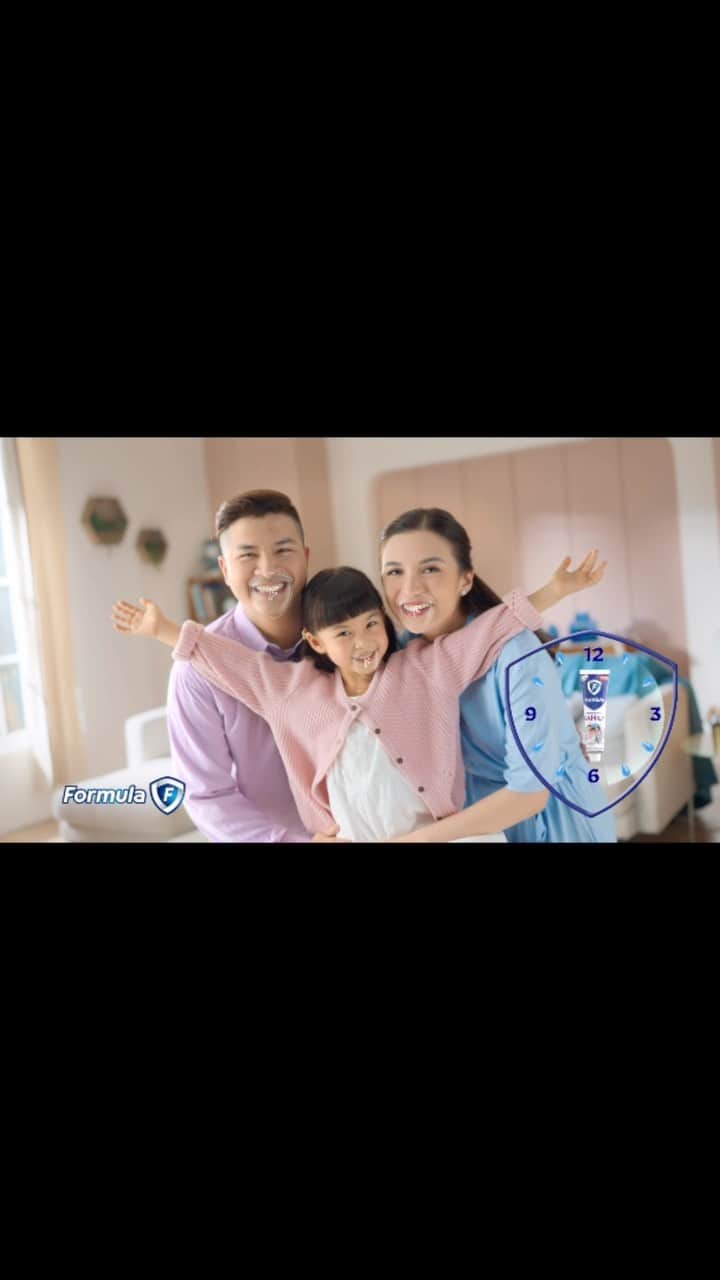チェルシー・オリビアのインスタグラム：「Our new “Formula FAMILY” TV commercial is out ❤️❤️❤️  Banyak yg bilang gigi adalah mahkota kita, yes aku setuju dan akan aku lakukan apapun buat kesehatan gigi aku,suami dan anak anak (ini terpenting apalagi yg anaknya suka makan manis2,bukan dilarang tp kita harus tau bagaimana cara merawat gigi mereka) semua dimulai dari pilihan yg tepat ❤️ dan kalau ada pasta gigi yg bisa untuk sekeluarga kenapa harus pakai pasta gigi yg berbeda beda, yakan😚 @formulaoralcare」