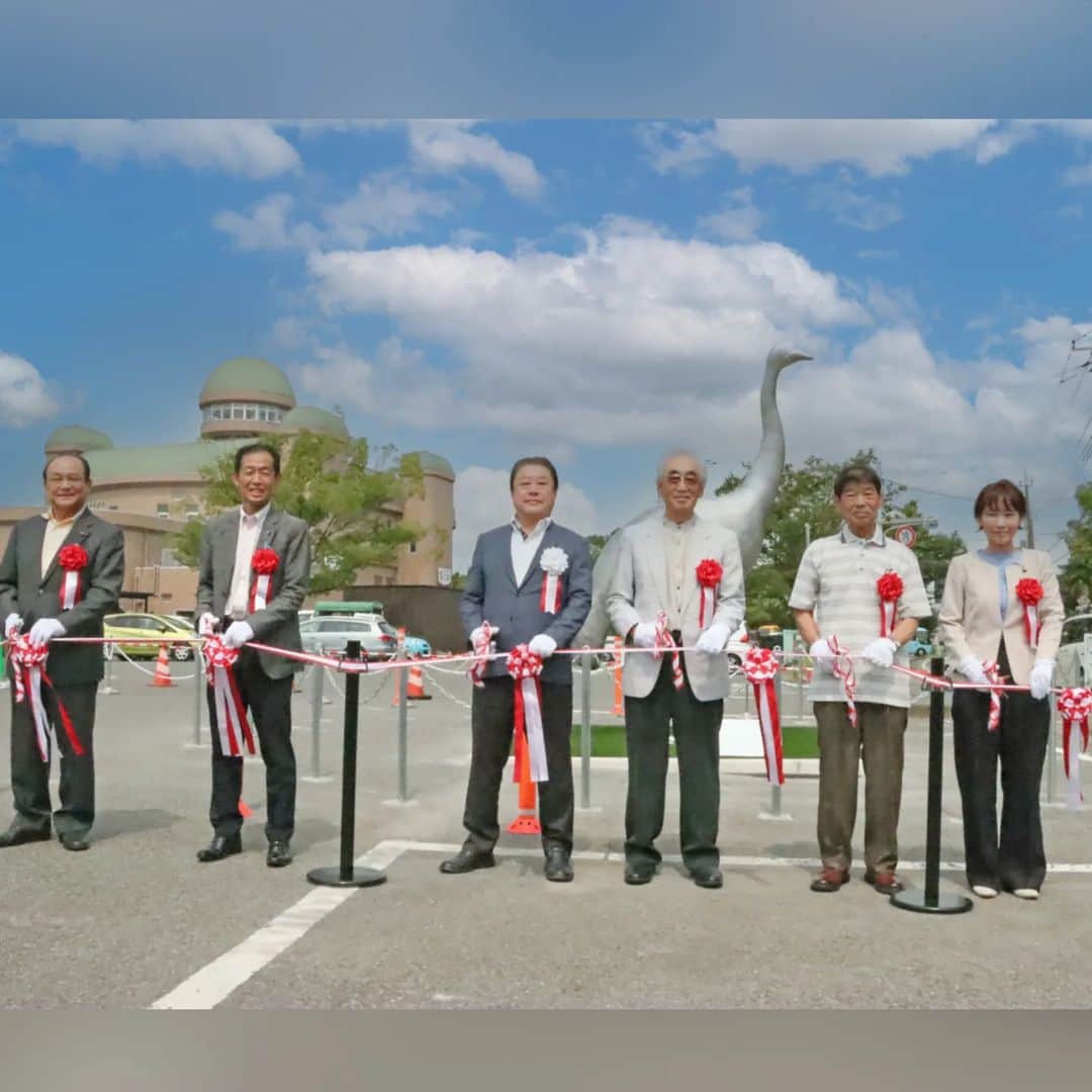水野友貴のインスタグラム：「「我孫子アートな散歩市」の企画委員会が絶滅した巨鳥ジャイアントモアのモニュメントを制作され、我孫子市鳥の博物館のシンボルとして本日、御披露目会のテープカットが行われ、来賓として出席いたしました🐦️  この迫力あるジャイアントモアを契機に我孫子市民のみならず、市外や県外の方々にも「我孫子」や「鳥の博物館」のことを知っていただけると嬉しいです。 作家の島田忠幸さんとお話させていただきましたが、ジャイアントモアの目を【GOLD】にしているとのことでした。 キラリと輝くその瞳もぜひ注目してみてください。 また、「我孫子アートな散歩市」の皆さまには、我孫子に彩りを加えてくださっていることに心より感謝申し上げます。  #鳥の博物館 #ジャイアントモア  #我孫子 #我孫子市 #我孫子アートな散歩市   #千葉県議会議員 #水野ゆうき」