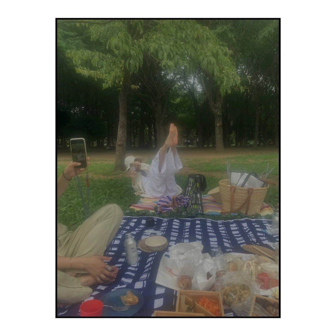 藤田敦子さんのインスタグラム写真 - (藤田敦子Instagram)「ㅤ 持ち寄りpicnic🧺  本当に意味ないくだらない話だけで 小5男子の会話にしかならず🤪  途中、大学生さんたちが 「研究のためお話聞かせてください！」 と言ってくださり、美容とSNSについて インタビューを受けたり、楽しい時間。  最後はダイアン津田さんの ごいごいすーの角度について話し合い わからなすぎて帰ってから検索したら やり方見つけたもんで みんなに送りつけましたわ🤪  #ごいごいすー #ごいごごい #すーすすー #すー #スーを差し上げます #ごいごいすーの五段活用 #ひらがなが正式名称らしい #知らんがな」7月19日 15時41分 - blenda0305