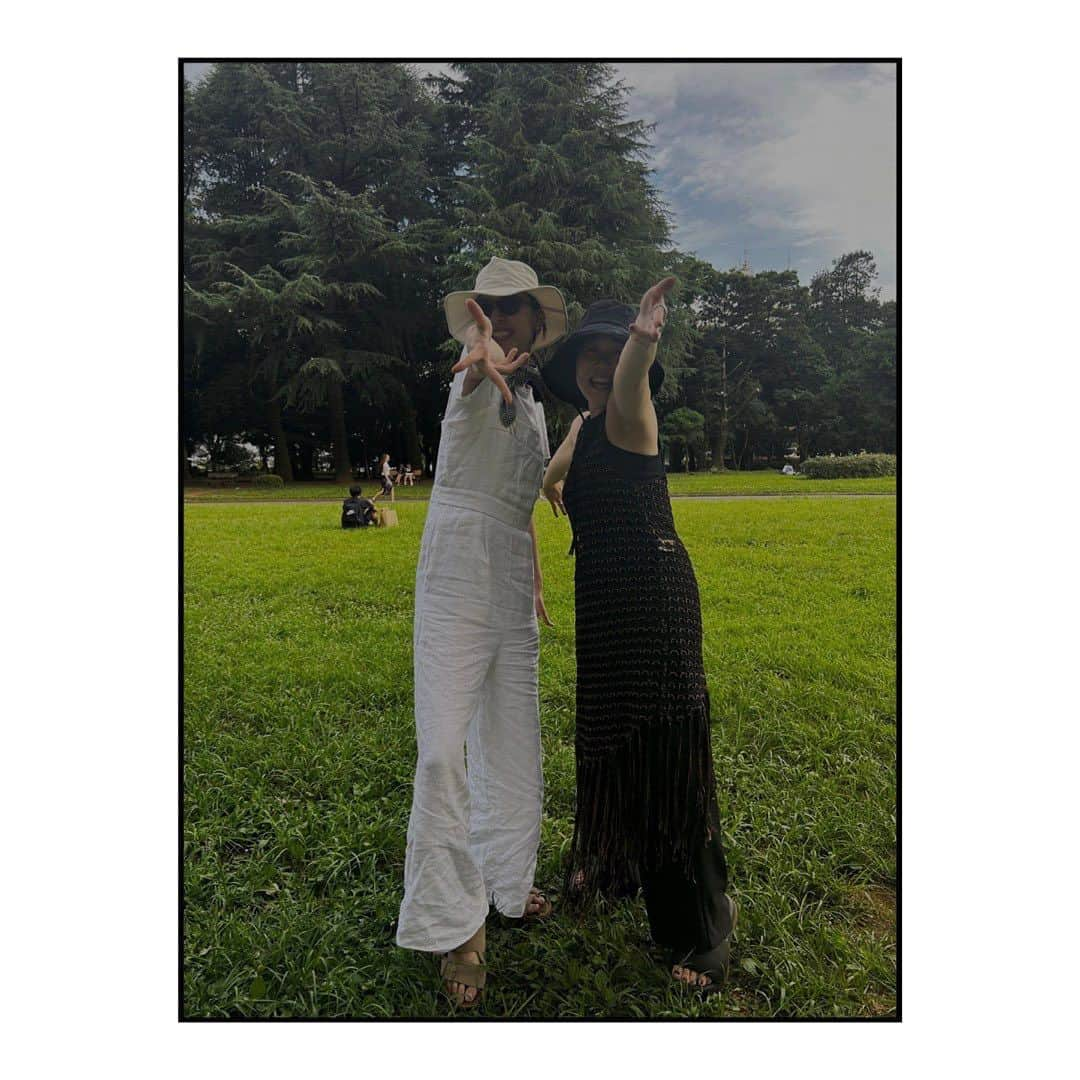 藤田敦子さんのインスタグラム写真 - (藤田敦子Instagram)「ㅤ 持ち寄りpicnic🧺  本当に意味ないくだらない話だけで 小5男子の会話にしかならず🤪  途中、大学生さんたちが 「研究のためお話聞かせてください！」 と言ってくださり、美容とSNSについて インタビューを受けたり、楽しい時間。  最後はダイアン津田さんの ごいごいすーの角度について話し合い わからなすぎて帰ってから検索したら やり方見つけたもんで みんなに送りつけましたわ🤪  #ごいごいすー #ごいごごい #すーすすー #すー #スーを差し上げます #ごいごいすーの五段活用 #ひらがなが正式名称らしい #知らんがな」7月19日 15時41分 - blenda0305