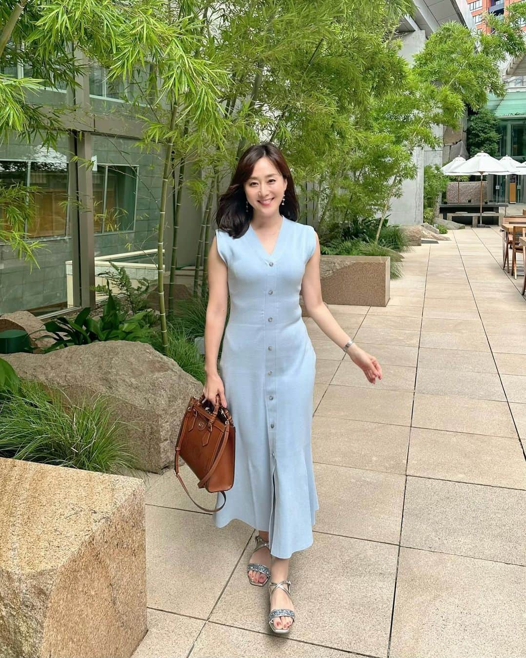 村上麻衣のインスタグラム：「#fashion  Onepiece @snidel_official  Sandals @dianashoespress   体型がでるので、 細くない私にはちょっとしんどいワンピースです。笑  あまりの暑さに、 寒がりだから普段は履かないサンダルを素足で履きました。  週末くらいからは、暑さも落ち着いてくるのかな〜？🧊 たまにはクーラーなしで寝たいですね😊🎐  #ワンピースコーデ #ワンピース #スナイデル #夏コーデ #夏服コーデ #ダイアナ #Japan#onepiece」