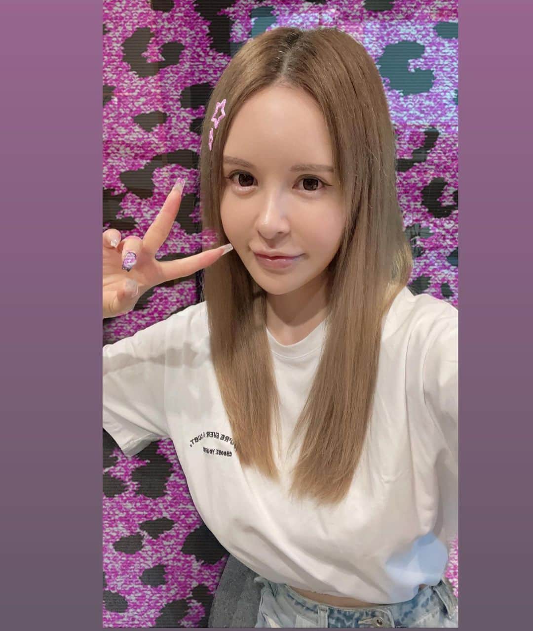 森藤恵美のインスタグラム：「車の点検で代車が来たのはいいのだけど、真っ黄色だった！🚗🥹🤣🥲 通りすがる人みんな見る👀😂笑 白と黒しか乗ったことない私には、黄色は恥ずかしい🙈💦💛笑 黄色い車が走ってたら、それは私だと思ってください🥹😂笑  #代車」