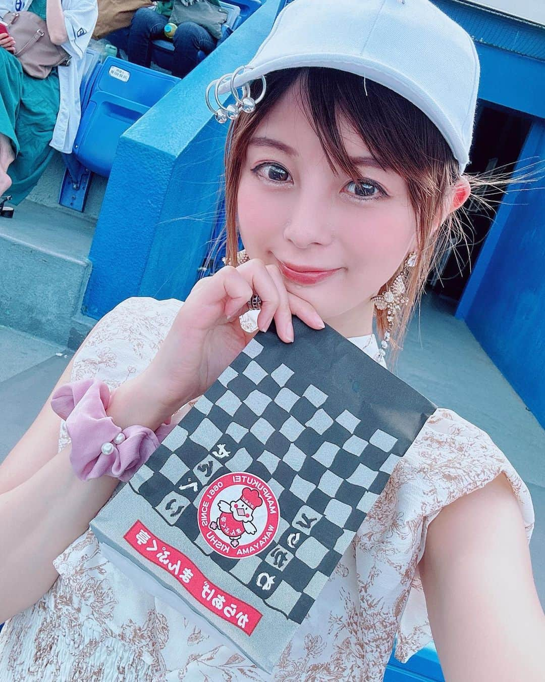 satomiのインスタグラム：「⚾️🐓🐣 ・ 先週は3日連続観戦でした笑⚾️ 神宮からあげ祭りだったので この3日で30個ぐらい食べました笑　唐揚げ無限♾️にいける🤤 ・ 今週はパリーグ観戦！ 楽しみすぎる🥺🥺🥺 ・  コーデは夏用に買ったワンピ👗 __________________ ・ NOT JUST ANY GIRL　 クーポンコード：LOVEDAZY243 商品ID：13893020 ・ __________________  @dazy_fashion @sheinofficial #SHEINDazy#Dazy#SHEINforAll#ootd#SHEINpartner  #野球観戦 #神宮球場 #ヤクルトスワローズ #中日ドラゴンズ #ドアラ #つば九郎 #東京ヤクルトスワローズ  #唐揚げ #フライドポテト #筋トレ女子 #北海道ザンギ #サーティワンアイス #食べ過ぎた #肉食女子 #かき氷 #球場グルメ」