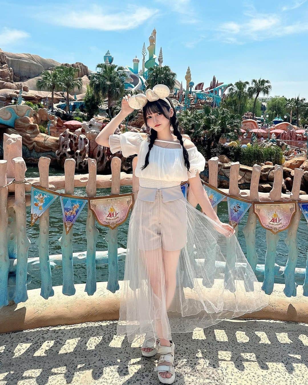 真崎千波のインスタグラム：「🪼🪸🫧 * #夏ディズニー めちゃくちゃ久しぶりに行って来たけどあちあちすぎて午前中は室内で動けなくなって永遠食べてたー びしょ濡れバージョンのアクアトピアは滝に突っ込みました *  #ディズニー #ディズニーコーデ #カチューシャコーデ #ディズニーカチューシャ #ディズニーシー #マーメイドラグーン #ディズニーフォトスポット #ヘアアレンジ #デートコーデ #snidel #darich #darichコーデ #ダーリッチ #スナイデル #disneysea #tokyodisneysea #idol #ootd #lfl #instagood」