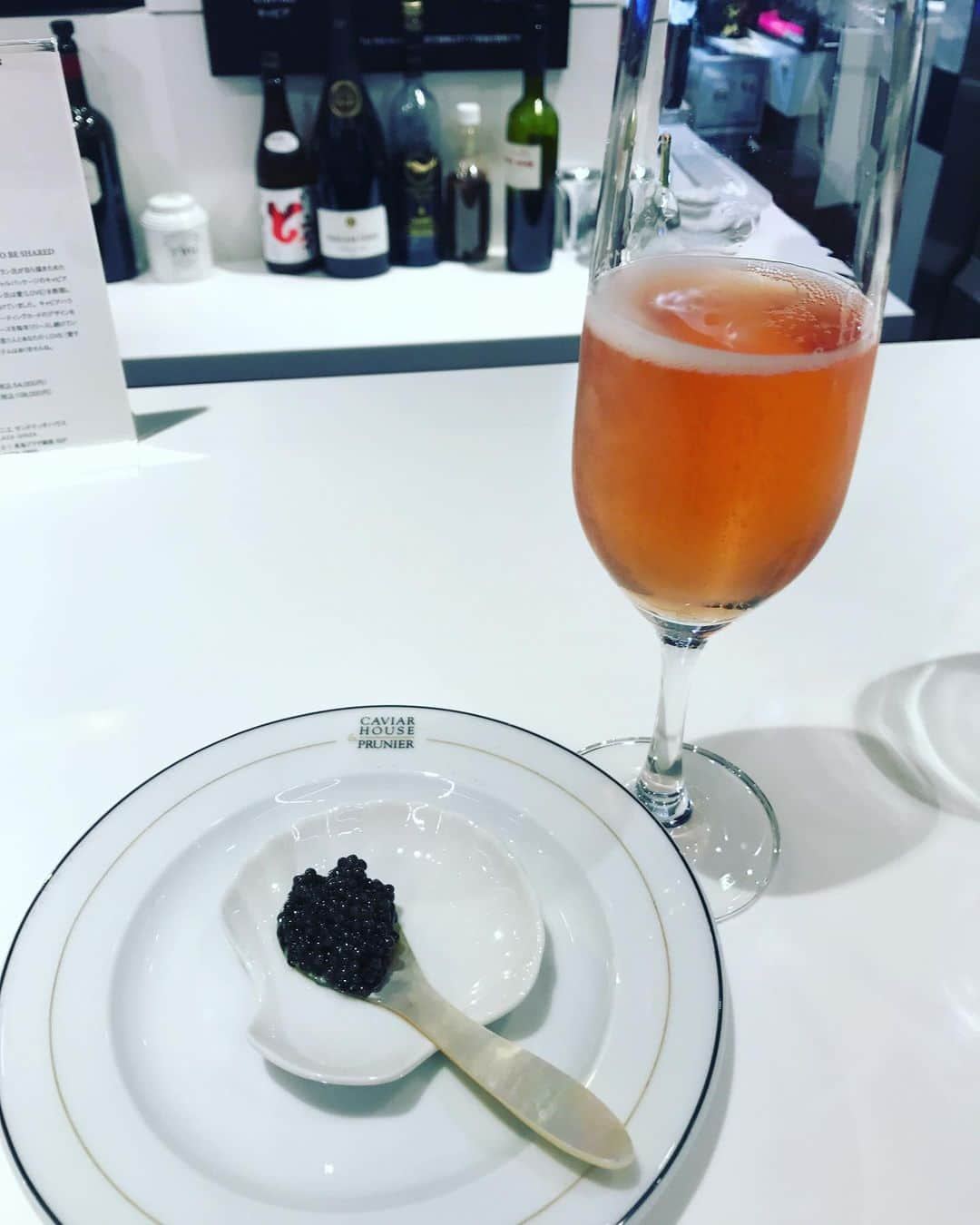 岡田智子のインスタグラム：「キャビアとシャンパン🥂 が、かしこまらずに東急プラザの地下でふらっと寄ってみれるお店😊 洒落とるのー( ˊ̱˂˃ˋ̱ ) キャビアのサンドイッチもすごい美味しかったけどお値段は可愛くないので😂銀座で食事の予定の前にふらっと寄って、シャンパン1杯&キャビア1スプーン楽しむ感じにするとなんとも言えずおしゃれかもしれん🥰 #グルメ日記　#グルメ記録　#キャビアハウスアンドプルニエ #キャビア　#シャンパン　#サンドイッチ　#銀座グルメ　#おしゃれごはん」