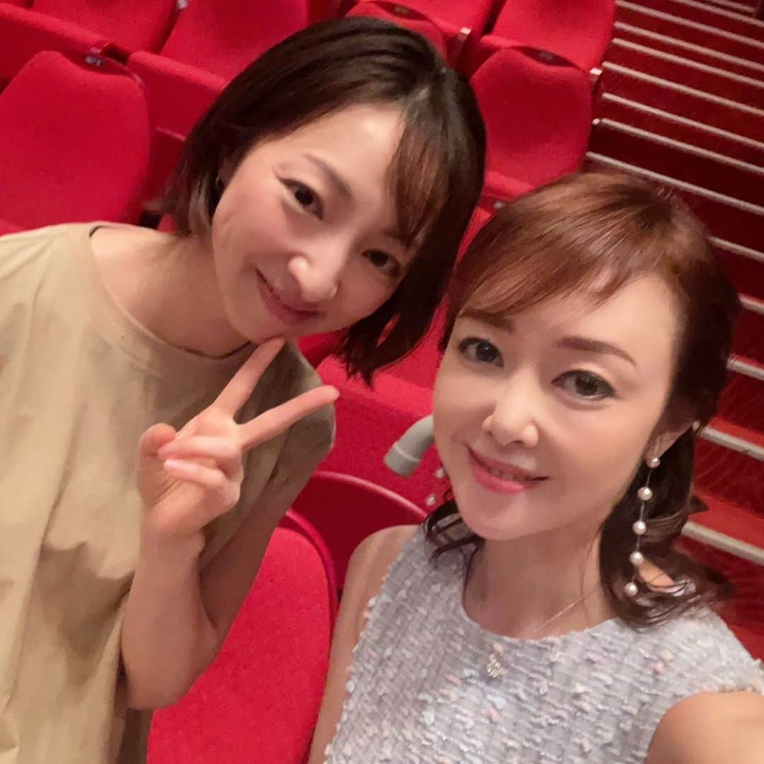 白羽ゆりさんのインスタグラム写真 - (白羽ゆりInstagram)「宝塚音楽学校110周年の記念式典に参加してきました。  久しぶりに同期のみんなに会ったり先輩方や下級生に会えて刺激的な１日となりました。  音楽学校の歴史には私達が知らない事がたくさんあり、戦時中の事や小林一三先生の事を改めて知る事が出来て良かったです。音楽学校生が舞を踊ったのですが、気付いたら号泣していました。何というか…純粋で清らかな空気。私はここが原点なんだと。卒業してからは、いつも先を見る事しかしてこなかった。たくさんの新しい人達と出会って新しい事をしたい。そればかりを追い求め、しんどい時期もありました。  今はそこが充実したからこそ、もう一度原点でもある宝塚を感じたいと思いました。ある意味今やっと前に進めたのかもしれません。  とにかく大劇場の客席が全員卒業生と関係者。物凄いエネルギーでした！！ジェンヌはやっぱり元気です✨  夏河ゆらさんにもお会いできました！月組時代の憧れでもあり可愛がっていただいた先輩。  あくらは予科生の頃同室で、今はデザイナー。宝塚の舞台にも衣装提供しているんだとか！凄い🥹  そうそう、私の大好きな陽月華ちゃんが司会をしました。全てにおいてブラボーでした👏  ときどき会って近況報告をする仲です。ルルが亡くなった時もお花を貰いました。改めてありがとう。  懐かしさと嬉しさでいっぱいの１日でした🥰」7月19日 15時51分 - yurishirahane