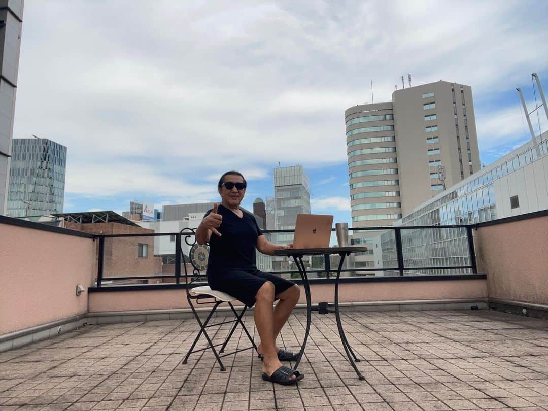 Ken Harakumaのインスタグラム：「IYC表参道屋上オフィス❣️ 風が気持ちいいー🤙 @international_yoga_center  #表参道  #ケンハラクマ」