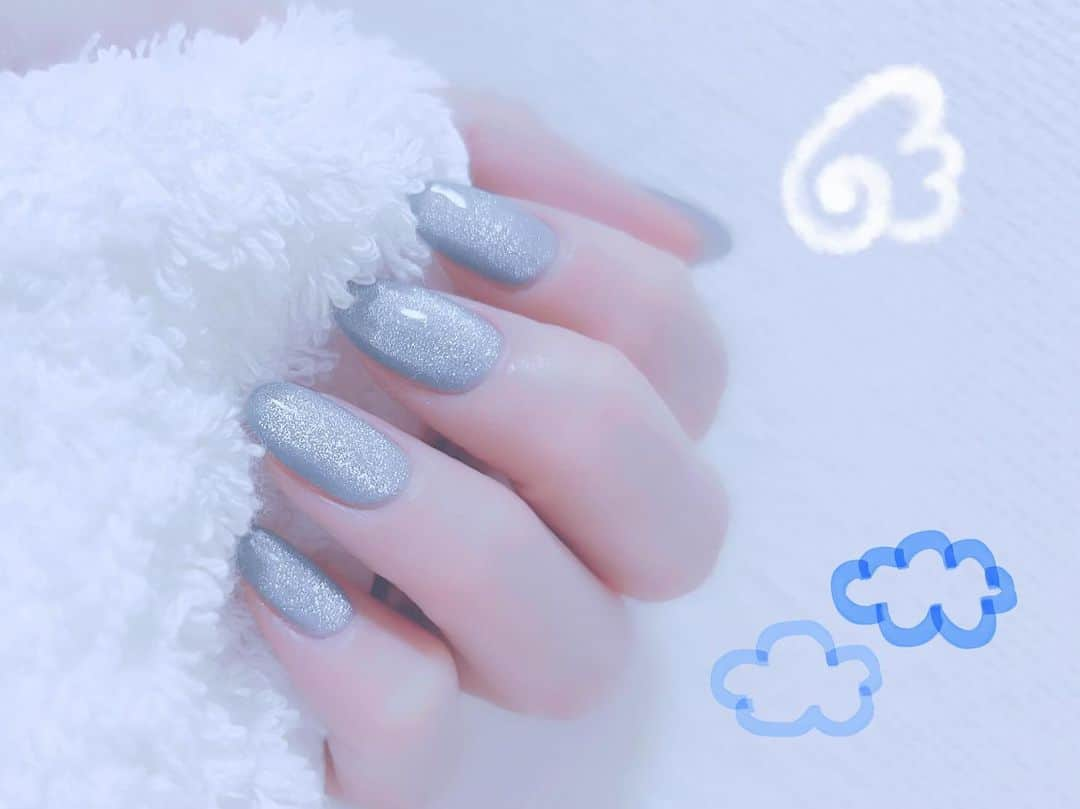 みけねこのインスタグラム：「暑いので涼しげに~💅 It's hot, so I made it a cool color.  #マグネットネイル #キラキラ #空色カラー」