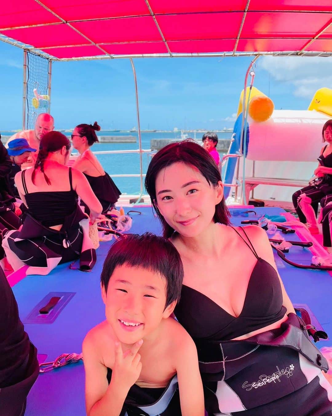 乾亜由美さんのインスタグラム写真 - (乾亜由美Instagram)「沖縄に引越してしばらく経ちますが、家族と過ごす週末も楽しく、毎日が穏やかにゆったりと流れる「島タイム」が大好きです。  空は広く、海は青く、湿った空気も強すぎる日差しも心地よい🏝️  何よりも子供たちが自然と触れ合い、のびのびとたくましく育ってくれていることが嬉しい。  沖縄は独特な文化で、合うところ合わないところありますが、生きていく力を強くしてくれる気がする。」7月19日 15時56分 - inuiayumi