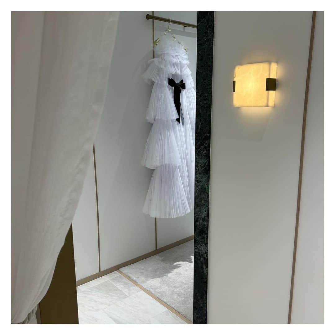 NOVARESE Dress Officialのインスタグラム：「⁡ 日本初上陸となる @huishanzhang  ロンドンに拠点を置くデザイナー プリーツチュールで胸元やバックスカートを飾ったロマンチックなドレスです ⁡ まもなく、ご案内開始となります どうぞ、お楽しみに！ ⁡ Dress: Icona (Huishan Zhang) @huishanzhang @novaresewedding  ⁡ #ノバレーゼウエディング #ノバレーゼ #ノバレーゼドレス #プレ花嫁 #東京花嫁 #関西花嫁 #名古屋花嫁 #広島花嫁 #福岡花嫁 #ウエディングドレス #ノバレーゼ花嫁 #novaresewedding #novarese #huishanzhang」