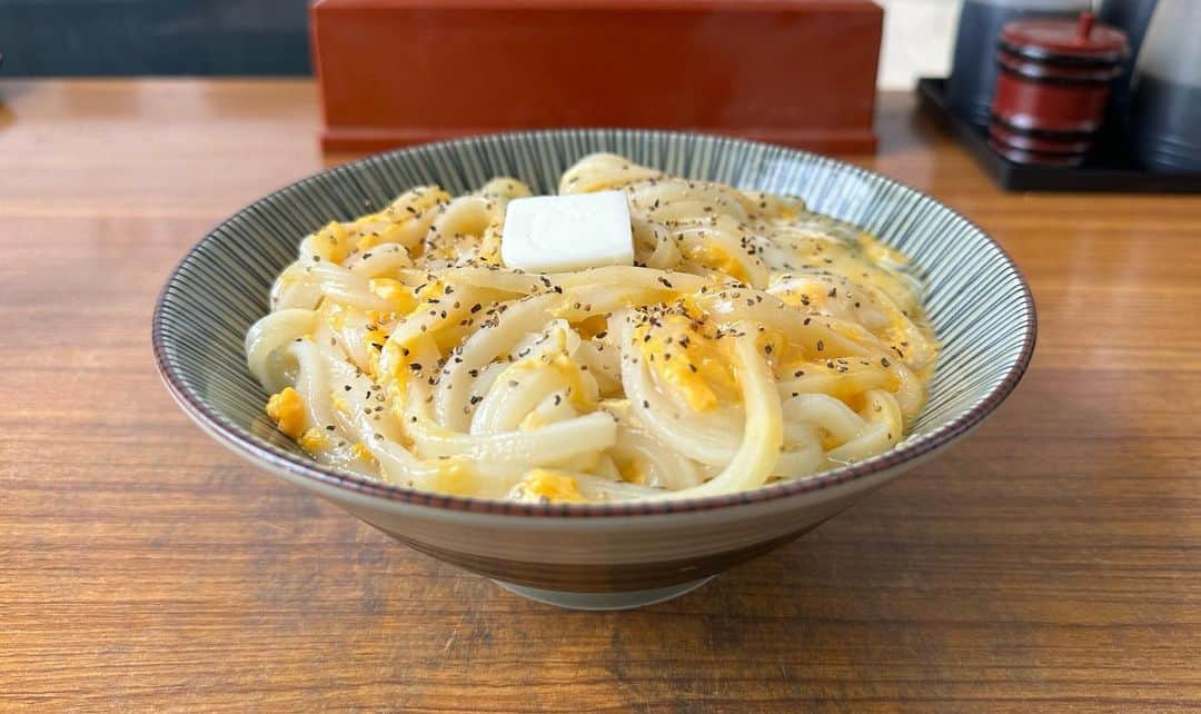 Hiroのインスタグラム：「最近のお気に入り。  カルピスバター釜玉うどん🧈 バカうまい。  #丸池製麺所  #カルピスを作る工程で出来るバター  #らしい」