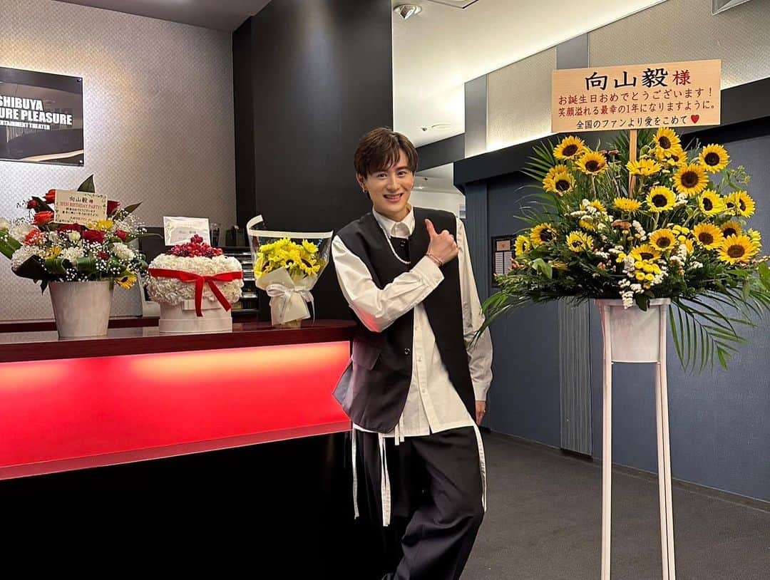 向山毅さんのインスタグラム写真 - (向山毅Instagram)「「TAKESHI MUKAIYAMA LIVE TOUR -Period.-」FINAL！  『35th Birthday Party!!』  無事に完走する事が出来ました！！ 一緒に駆け抜けて下さったファンの皆さんありがとうございました！！  そして、ツアーを一緒に盛り上げて、サポートして下さった、 ダンサーのたっつー、じゅんじゅん、 キーボードのふっきーさん、 たくさんのスタッフの皆さん ありがとうございました！！！！  みなさんがいて下さり、僕はステージで歌を届ける事が出来ました！！！  昨日のバースデーパーティーの映像を見ながら、 スーパー余韻に浸っております！！  バースデーパーティーのセトリはコチラ！  1 Imitation Rain / SixTONES 2 愛してるのに、愛せない / AAA 3 Be with you MC リクエストコーナー 4 三日月/ 絢香 5 愛のうた / 倖田來未 6 With All My Heart〜君が踊る、夏〜/東方神起 7 ビリーヴ / シェネル 8 一番星 MC 9 点描の唄 / Mrs.GREEN APPLE feat.井上苑子 10 all MC 11 ダンスホール / Mrs.GREEN APPLE 12 め組のひと/ ラッツ&スター 13 The dream of hope en. 14 希望のウタ MC 15 クレヨン  今回は、ダンサーの２人とキーボードのふっきーさんがサポートして下さり、 地方公演を経て、ファイナルに相応しい、バージョンアップしてお届けする事ができました！！  短いスパンでしたが、 ダンスリハーサルを何度も繰り返して、 なまった体に振りを叩き込みました笑  たっつーとは10年ぶり！！ ダンスに絶大なる信頼をおいており、 今回たっつーにオファーして、 10年ぶりに一緒にステージ立つ事が出来て嬉しかった！！ たくさんリハーサル付き合ってくれてありがとう！！  じゅんじゅんは初めまして！ 僕の10歳下！笑 自分の活動がある中、 今回の曲やフリ覚えもほんとに大変やったと思う。 その中で無茶苦茶頑張ってくれてました！ これが何か良い経験になっとって、これからのアーティスト人生の糧になってれば良いな😊 じゅんじゅんありがとね！！  そして、今回、勇太にたくさん声録してもらいました！！ これまた10年ぶり！！同い年、ずっと一緒おったなぁ笑 たくさんサポートしてくれてありがとう😊  ソロ時代やグループ時代を無茶苦茶思い出せて、 その当時から応援して下さってるファンの皆さんの姿をステージからたくさん見れて、それだけでも嬉しかったです！！  ツアーも成長しまくって、 ファンの皆さんと作り上げれたツアーでしたし、 とくに、め組のひと、ドリホは最幸過ぎました😎 ありがとう！！！！  そして、エントランス、会場をたくさんのお花とひまわりで元気いっぱい彩って下さり本当にありがとうございました🌻  このツアーを通して、 自分の中で、歌い人の人生がスタートして16年間、 たくさんの出会いと別れもありましたし、 辛い事、悲しい事、悔しい事、 楽しい事、幸せな事、 たくさんの経験をさせて頂き、 全国各地でたくさんたくさん歌いまくって、 最幸の思い出をたくさんたくさん作れて、 僕は幸せでした！  また新たな道、ステップを踏むためにも、 自分自身へのけじめと激励をと思い、 それをファンの皆さんにもお届けしたく、 今回のツアー「Period.」として駆け抜けてきました！  また初心に戻り、原点から、 １からスタートして、 NEW TAKESHIとして皆さんの元に帰ってきたいと思ってます！！  いつもいつも待たせてばかりで申し訳ありませんが、 僕からのお知らせを今しばらく待ってて頂ければと思います！ 決して立ち止まってはいないので、安心して下さい！  歩いてますよ！  笑  昨日はライブ終わり、事務所のスタッフさんが、 誕生日のお祝いをして下さいました！！！  とりあえず、今までお疲れ様、そしてこれから頑張るぞ！！と 気合いを入れて頂きました！！！！！  ３５歳！！ 第二の歌手人生だと思って精進していきます！！！ これからも末永くよろしくお願いします🙇‍♂️  向山毅」7月19日 16時12分 - take_solidemo