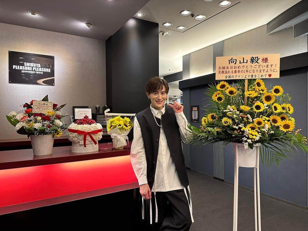 向山毅さんのインスタグラム写真 - (向山毅Instagram)「「TAKESHI MUKAIYAMA LIVE TOUR -Period.-」FINAL！  『35th Birthday Party!!』  無事に完走する事が出来ました！！ 一緒に駆け抜けて下さったファンの皆さんありがとうございました！！  そして、ツアーを一緒に盛り上げて、サポートして下さった、 ダンサーのたっつー、じゅんじゅん、 キーボードのふっきーさん、 たくさんのスタッフの皆さん ありがとうございました！！！！  みなさんがいて下さり、僕はステージで歌を届ける事が出来ました！！！  昨日のバースデーパーティーの映像を見ながら、 スーパー余韻に浸っております！！  バースデーパーティーのセトリはコチラ！  1 Imitation Rain / SixTONES 2 愛してるのに、愛せない / AAA 3 Be with you MC リクエストコーナー 4 三日月/ 絢香 5 愛のうた / 倖田來未 6 With All My Heart〜君が踊る、夏〜/東方神起 7 ビリーヴ / シェネル 8 一番星 MC 9 点描の唄 / Mrs.GREEN APPLE feat.井上苑子 10 all MC 11 ダンスホール / Mrs.GREEN APPLE 12 め組のひと/ ラッツ&スター 13 The dream of hope en. 14 希望のウタ MC 15 クレヨン  今回は、ダンサーの２人とキーボードのふっきーさんがサポートして下さり、 地方公演を経て、ファイナルに相応しい、バージョンアップしてお届けする事ができました！！  短いスパンでしたが、 ダンスリハーサルを何度も繰り返して、 なまった体に振りを叩き込みました笑  たっつーとは10年ぶり！！ ダンスに絶大なる信頼をおいており、 今回たっつーにオファーして、 10年ぶりに一緒にステージ立つ事が出来て嬉しかった！！ たくさんリハーサル付き合ってくれてありがとう！！  じゅんじゅんは初めまして！ 僕の10歳下！笑 自分の活動がある中、 今回の曲やフリ覚えもほんとに大変やったと思う。 その中で無茶苦茶頑張ってくれてました！ これが何か良い経験になっとって、これからのアーティスト人生の糧になってれば良いな😊 じゅんじゅんありがとね！！  そして、今回、勇太にたくさん声録してもらいました！！ これまた10年ぶり！！同い年、ずっと一緒おったなぁ笑 たくさんサポートしてくれてありがとう😊  ソロ時代やグループ時代を無茶苦茶思い出せて、 その当時から応援して下さってるファンの皆さんの姿をステージからたくさん見れて、それだけでも嬉しかったです！！  ツアーも成長しまくって、 ファンの皆さんと作り上げれたツアーでしたし、 とくに、め組のひと、ドリホは最幸過ぎました😎 ありがとう！！！！  そして、エントランス、会場をたくさんのお花とひまわりで元気いっぱい彩って下さり本当にありがとうございました🌻  このツアーを通して、 自分の中で、歌い人の人生がスタートして16年間、 たくさんの出会いと別れもありましたし、 辛い事、悲しい事、悔しい事、 楽しい事、幸せな事、 たくさんの経験をさせて頂き、 全国各地でたくさんたくさん歌いまくって、 最幸の思い出をたくさんたくさん作れて、 僕は幸せでした！  また新たな道、ステップを踏むためにも、 自分自身へのけじめと激励をと思い、 それをファンの皆さんにもお届けしたく、 今回のツアー「Period.」として駆け抜けてきました！  また初心に戻り、原点から、 １からスタートして、 NEW TAKESHIとして皆さんの元に帰ってきたいと思ってます！！  いつもいつも待たせてばかりで申し訳ありませんが、 僕からのお知らせを今しばらく待ってて頂ければと思います！ 決して立ち止まってはいないので、安心して下さい！  歩いてますよ！  笑  昨日はライブ終わり、事務所のスタッフさんが、 誕生日のお祝いをして下さいました！！！  とりあえず、今までお疲れ様、そしてこれから頑張るぞ！！と 気合いを入れて頂きました！！！！！  ３５歳！！ 第二の歌手人生だと思って精進していきます！！！ これからも末永くよろしくお願いします🙇‍♂️  向山毅」7月19日 16時12分 - take_solidemo