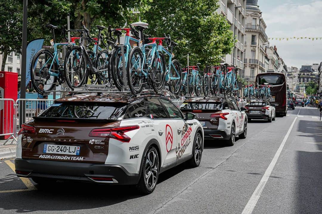 Citroënさんのインスタグラム写真 - (CitroënInstagram)「🇫🇷 @letourdefrance   Pour le plaisir des yeux 😍 (et le confort de tout un staff) ✨ @citroen   As beautiful as they are comfortable 😍 ✨  #AG2RCITROËNTEAM #RoulonsAutrement #RideDifferently - © KBLB」7月19日 16時07分 - citroen