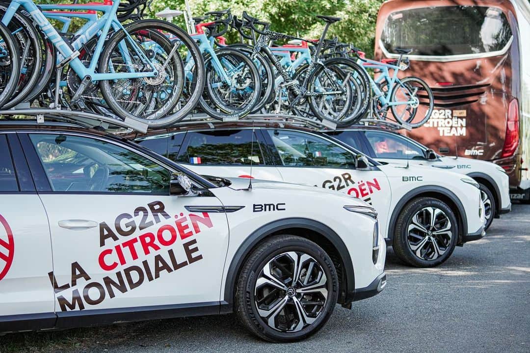 Citroënのインスタグラム：「🇫🇷 @letourdefrance   Pour le plaisir des yeux 😍 (et le confort de tout un staff) ✨ @citroen   As beautiful as they are comfortable 😍 ✨  #AG2RCITROËNTEAM #RoulonsAutrement #RideDifferently - © KBLB」