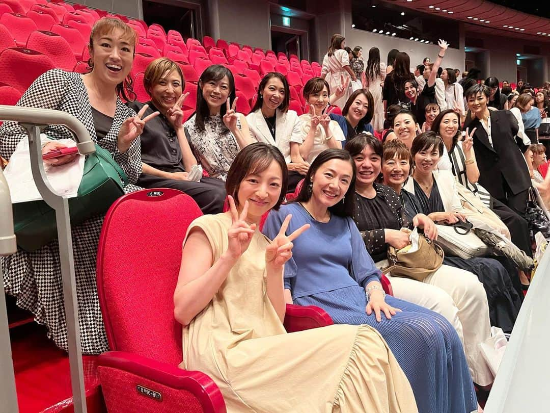 白羽ゆりさんのインスタグラム写真 - (白羽ゆりInstagram)「色んな人に会えた😍  演出家の植田景子先生！ 北斗の拳も観て下さったそうで嬉しいなぁ🥰  椎名葵は音楽学校時代よく話す同期でした！  84期は個性的でエネルギッシュな人が多いです。」7月19日 16時07分 - yurishirahane