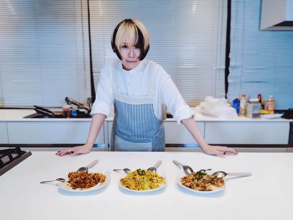 VALSHEのインスタグラム：「◢◣  ばるとく★生放送 archive  隠し要素ありチャーハン対決  キッチンという戦場で 白皙、瞬さんと調理器具片手に仲良くチャーハンバトルしました⚔️  以前から料理をしているところを見たいと リクエストも頂いていたので 実現出来て嬉しかったな  お楽しみ下さった皆様 ありがとうございます！  隠し要素たくさん取れて 優勝できました🤝  みんなのチャーハン美味しかった」