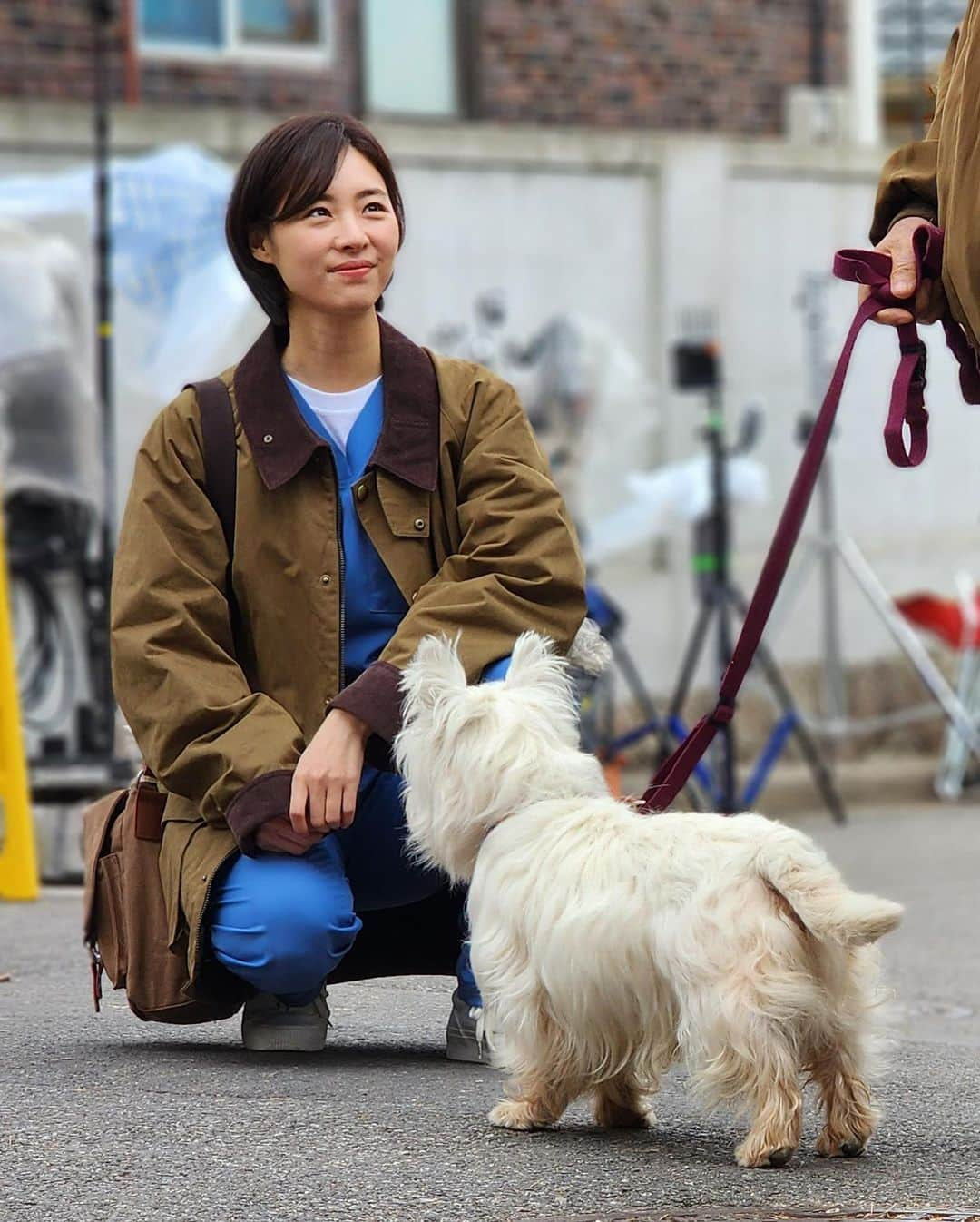 イ・ヨニさんのインスタグラム写真 - (イ・ヨニInstagram)「”산책“ “순둥이랑 함께 산책가보실래요?” 사랑하는 사람과 이별의 서툰 사람들. 우리 모두가 겪어야할 이야기. 올 겨울. 추위 끝자락에 촬영했던 단편드라마 #산책 짧았지만 기억에 오래 남는 촬영이었어요.. 채널 TVN 7/23 오후10:40 본방 놓치지 마세요~.💕」7月19日 16時17分 - yeonhee.luv