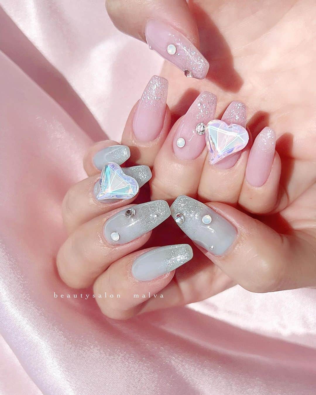 nailsalon malva（ネイルサロンマルヴァ）のインスタグラム：「スタッフ🆕ネイル💅は 「パステル×ハートーンネイル」キャンペーンです🩵🩷 ⁡ いつものことながら、チップよりも爪にした方が可愛いです🤍 推しネイルにもぜひ💅 ⁡ ↓ ↓ ⁡ パステル×ハートストーンネイル🩵🩷 キャンペーン 　 ⁡ 【ハンド】✨ 4週間の保証つき 両手同じカラーでも左右違うアシンメトリーカラーも可能！パステルのハートストーンが5色あり、そちらに合わせたベースカラーになります！ ⁡ ⁡  ▸ご新規様 ¥12,000  サロンキット(レンタル)消毒代込み ⁡  ▸リピーター様 ¥11,000 ⁡ :::::::::::::::::::::::::::::::::::::::::::::::::  ８/１０まで特別価格 ‼️ ::::::::::::::::::::::::::::::::::::::::::::::::: ⁡ 【フット】✨ 4週間の保証つき ⁡  ▸ご新規様 ¥9,900  サロンキット(レンタル)付き ⁡  ▸リピーター様 ¥8,800 ⁡ ⁡ ＿＿＿＿＿＿＿＿＿＿＿＿＿ ⁡ ⁡ 𝐛𝐞𝐚𝐮𝐭𝐲𝐬𝐚𝐥𝐨𝐧 𝐦𝐚𝐥𝐯𝐚⠀ 📍明治神宮前駅｜原宿駅　徒歩𝟑分 ⠀ 💬ご予約やお問い合わせ 𝐋𝐈𝐍𝐄から承っております @ 𝐦𝐚𝐥𝐯𝐚 ⁡ お気軽にご連絡ください♡ ⁡ ⁡ ＿＿＿＿＿＿＿＿＿＿＿＿＿＿ ⁡ ▸ジェルネイル｜スカルプ｜ケア ▸まつげカール｜まつげエクステ ▸ハーブよもぎ蒸し ▸ワックス脱毛 ⁡ ⁡ \ アシスタント募集中💁‍♀️ / ⁡ ▸リモート可オンラインの画像動画制作アシスタント ▸サロンワーク全般アシスタント ⁡ ⁡ ⁡ ⁡ ⁡ ⁡  #パステルネイル #ハートストーンネイル #韓国ネイルデザイン #malva #malvaネイル #水色ネイル #ハートネイル #推しカラーネイル #推しネイル  #推しカラー #原宿ネイル #夏ネイル2023  #表参道ネイル #東京ネイルサロン　#明治神宮前ネイル #新宿ネイル #千駄ヶ谷ネイル  #harajukunails #tokyonails #tokyonailsalon ⁡」