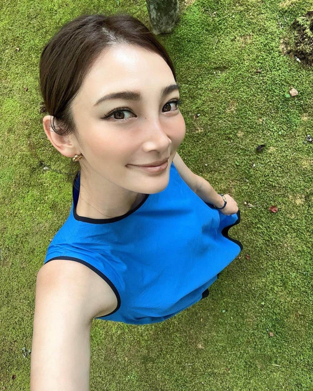 のインスタグラム：「気がつけば💙気分🌳🌳🌳 お昼間は暑く感じますが 軽井沢の朝と夜はとっても気持ちのいい気候で、 プーちゃんも、息子も張り切ってます✌🏻  @babyzenjapan @babyzenstrollers は ずっと、ベージュカラーですが オリーブカラー🫒に 変えたいなぁと思ってます🤭🤭」