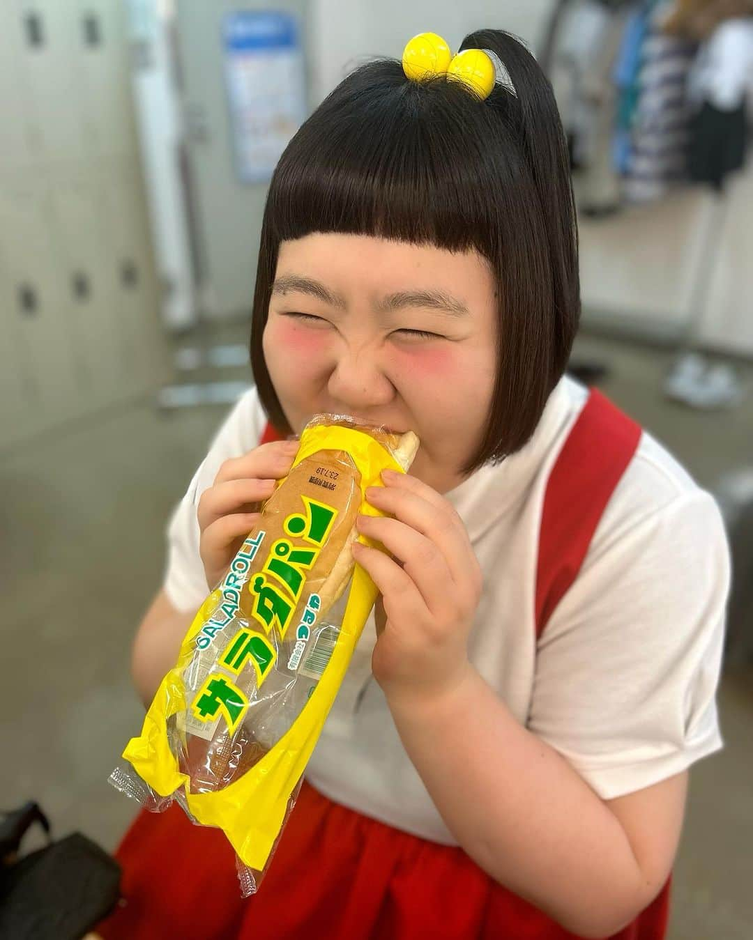 森田まりこのインスタグラム：「いや、かわいすぎるんやけど！ ・ ・ サラダパンにかぶりつく藍ちゃん。 ・ ・ ・ #滋賀名物 #サラダパン #かぶりつく #藍ちゃん #こどもやん😂 #母性本能くすぐり型 #思わず撮ったわ #あーかわい #サラダパンてさ #中身何か知ってる？ #たくわんとマヨネーズ ‼️ #激うま #ん？ #歯ブラシ #ティッシュでくるんどくタイプなのね😂」