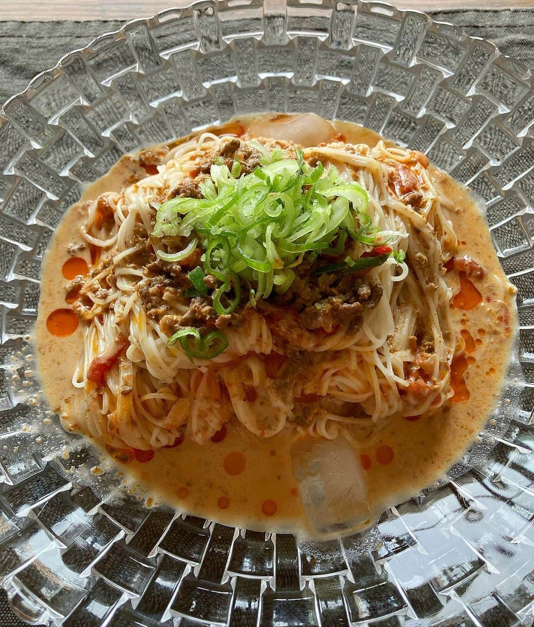 成松修のインスタグラム：「冷やし坦々素麺  毎日鬼のような猛暑ですね。冷たい麺食べて乗り切りましょう！  昨夜はテレビ朝日「シッコウ‼︎〜犬と私と執行官〜」第3話をご視聴頂きました皆さまありがとうございました‼︎  見逃し配信は TVerまたはTELASAまたはNetflixにてご視聴頂けます‼︎  Netflixでも観れるの嬉しい☺️ 是非‼︎  #冷やし坦々素麺 #冷やし坦々そうめん #冷やし坦々麺 #シッコウ‼︎犬と私と執行官 #シッコウ‼︎ #犬と私と執行官 #伊藤沙莉 #織田裕二 #中島健人 #テレビ朝日 #見逃し配信 #tver #telasa #netflix #おうちごはん #料理部」