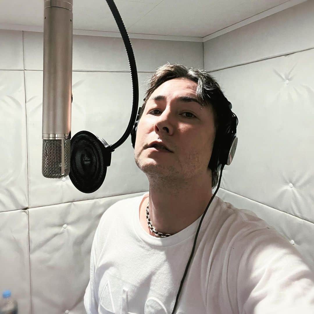 のインスタグラム：「一足先にOblivion Dust x Newspeak & Red Orcaとの対バンライブ ”Electric Mirror”の個人練習。  In the studio by myself, getting ready for Oblivion Dust x Newspeak & Red Orca “Electric Mirror” shows.」