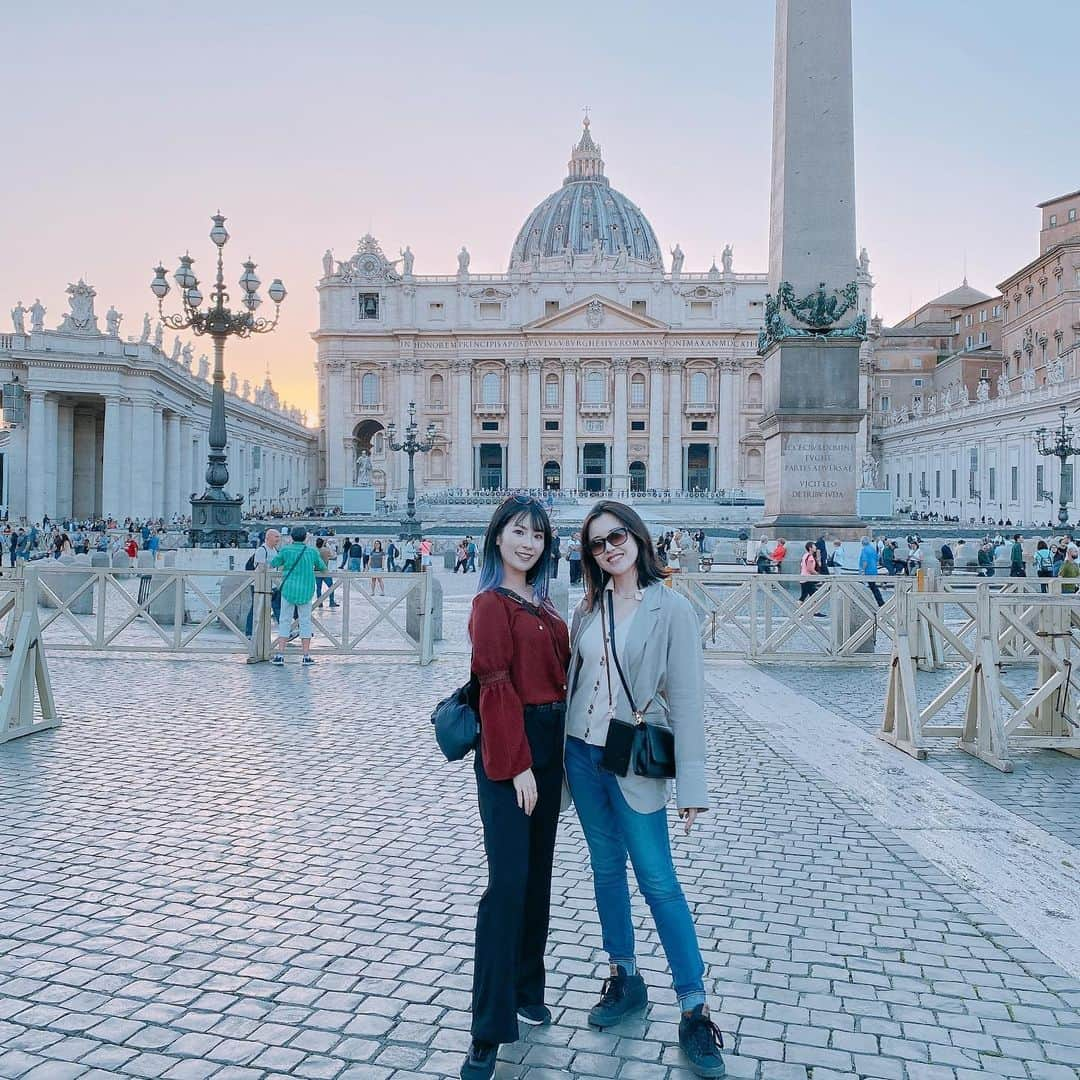 常深史織さんのインスタグラム写真 - (常深史織Instagram)「世界で1番小さな国 そして全体が世界遺産の国 どこか分かりますか？✨  #VaticanCity🇻🇦  人生で絶対訪れたい国の1つで また夢が一つかなって感動🥹  #イタリア の#ローマ 市内の中にあって 最初入るところ間違えて封鎖されてたから 危うく諦めてしまうところだったw 歩いてたらすんなり国を越えれちゃうのなんか不思議🤣  #サンピエトロ広場 に入った瞬間 空気感が違うというか すべてが美しいのひとこと。  大聖堂に入るのにも めっちゃ人が並んでで入るのにも一苦労だったけど 待って損はないほどの綺麗さに圧倒🌌  1日あっても足りないほどに魅力たっぷり〜 またゆっくり来たいなぁ🕯️  #ヨーロッパ周遊 #サンピエトロ大聖堂 #ヨーロッパ旅行」7月19日 19時00分 - sioripopn