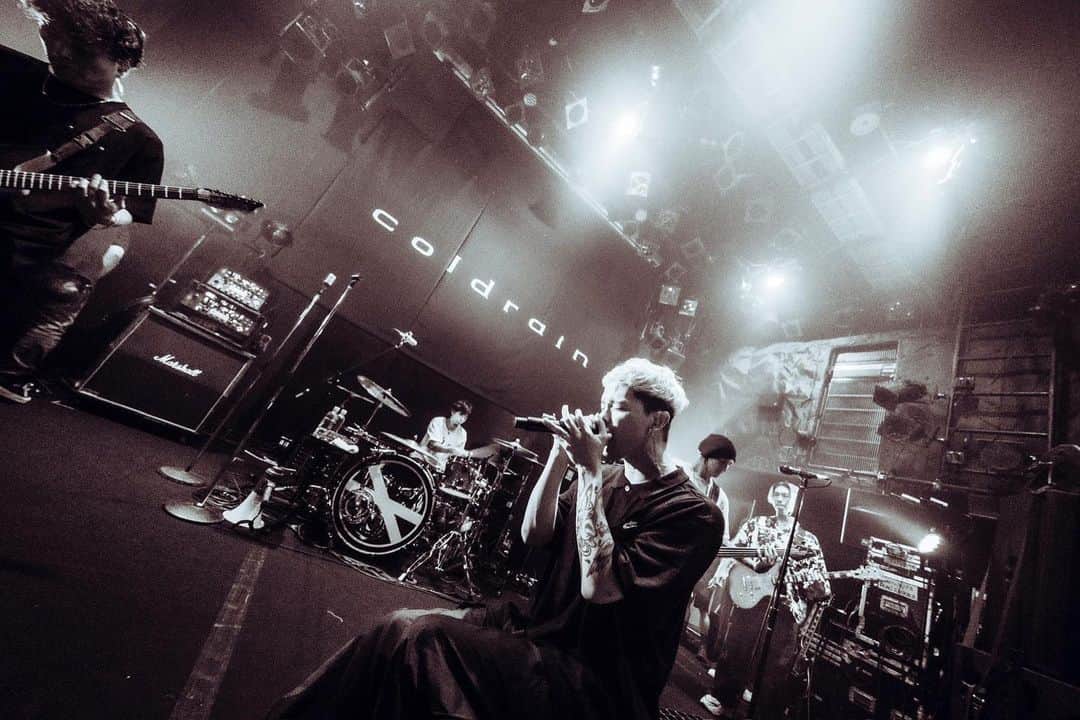 のインスタグラム：「今日はRE:ADMISSION TOUR２本目。ALIとLIGHT HOUSEぶち壊す！ Photo by @bashico_photo  #coldrain」