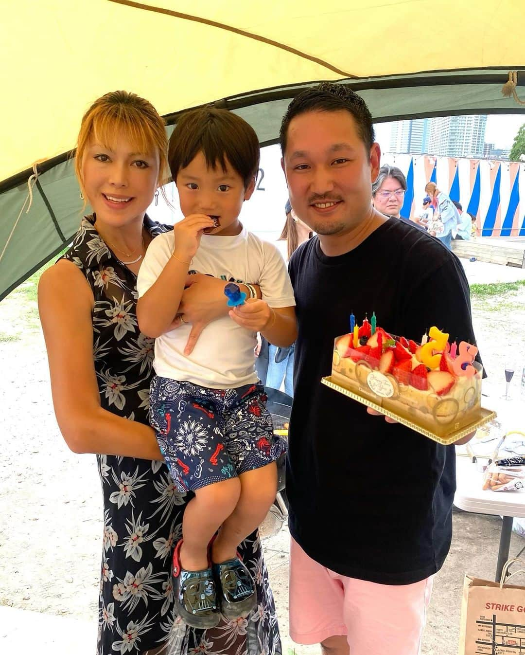 輝良まさとのインスタグラム：「・ 2023.7.19 本日主人のお誕生日🎂 先日の同期BBQの時に、サプライズでちょっと早めのお祝いをしました🥂  今朝も朝イチで真那人から誕生日おめでとうのお歌のプレゼントをもらい嬉しそうな主人でした🤣 ついにアラフォーに突入したので、身体に気を付けて仕事にパパ業に頑張ってね👍  先日の風邪をきっかけに5キロほど痩せて、久しぶりに会った同期からも痩せたねーと言われまくって喜んでいたのに、3連休の東京で爆食いしまくり2〜3キロ戻ったようです🤣🤣笑  #主人#誕生日#おめでとう#アラフォー#突入#レインボーベビー#レインボーベビー真那人#令和元年ベビー#6月生まれ#6月11日#4歳1ヶ月#幼児#やんちゃ#活発#元気いっぱい#可愛い#愛おしい」