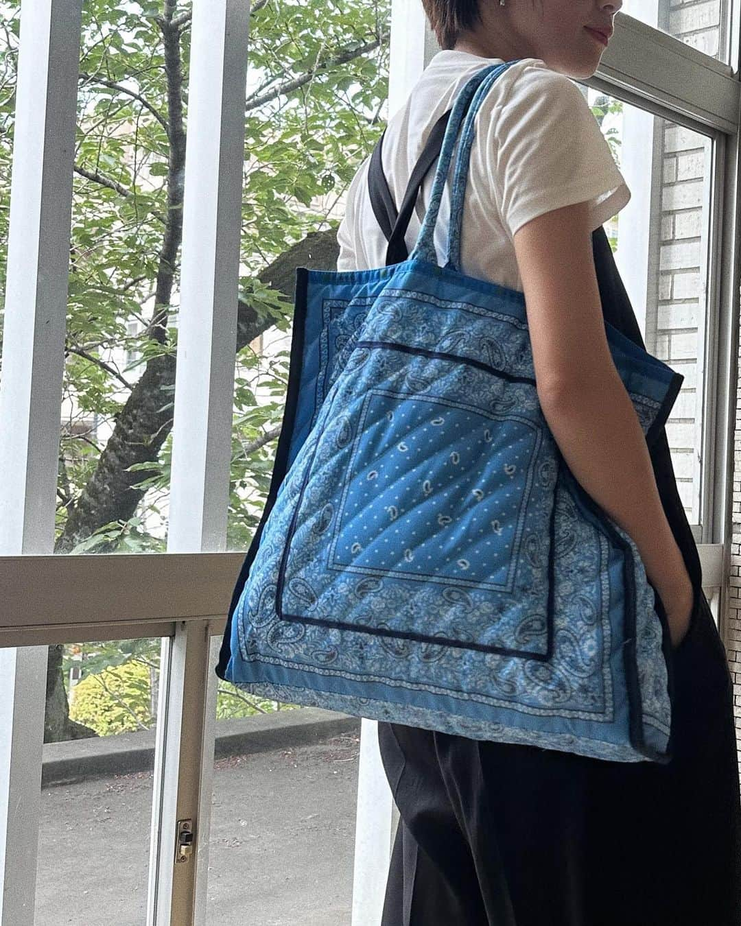 小山田早織さんのインスタグラム写真 - (小山田早織Instagram)「モノトーンコーデに映えるLeSportsac Atelier SUMMER コレクション✨  このバンダナ柄に一目惚れでした🩵  サイズ感もちょうどよく、夏のレジャーやお出かけに大活躍してくれそうです😊🏖️ パソコンがすっぽり入るので、カジュアルな日のお仕事バッグとしても◎  私は大きいサイズにしましたが、もう一つ小さいサイズもありました🛍️カラーはブルーの他にピンクと🩷イエローも💛  ストーリーにリンクを貼っておきますので気になる方は是非、他のラインナップもチェックされてみて下さい🔗✨  かわいいのたくさんありました🫶🏻  #lesportsacatelier   #レスポートサック  #レスポートサックアトリエ」7月19日 16時39分 - saorioyamada