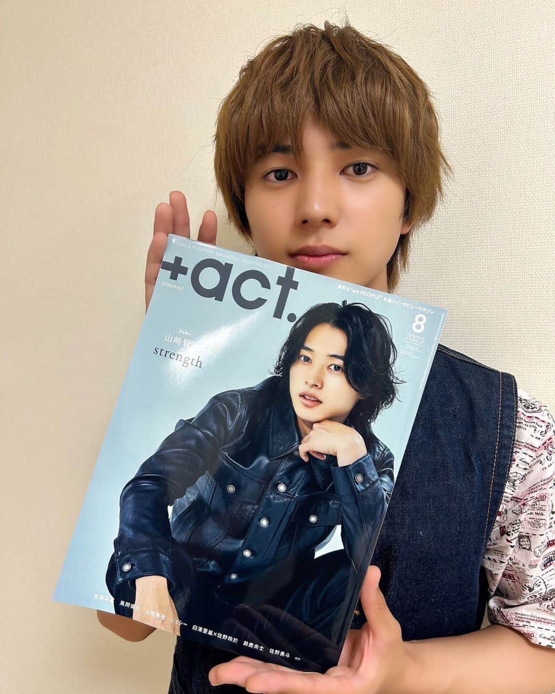 荒木飛羽のインスタグラム：「＋act.で #ばらかもん についてインタビューしていただきました！ 本日第2話放送で、ついに康介が、、楽しみにしていてください！‪‪☺︎‬ 本日22時から「ばらかもん」第2話放送です！是非ご覧ください！」