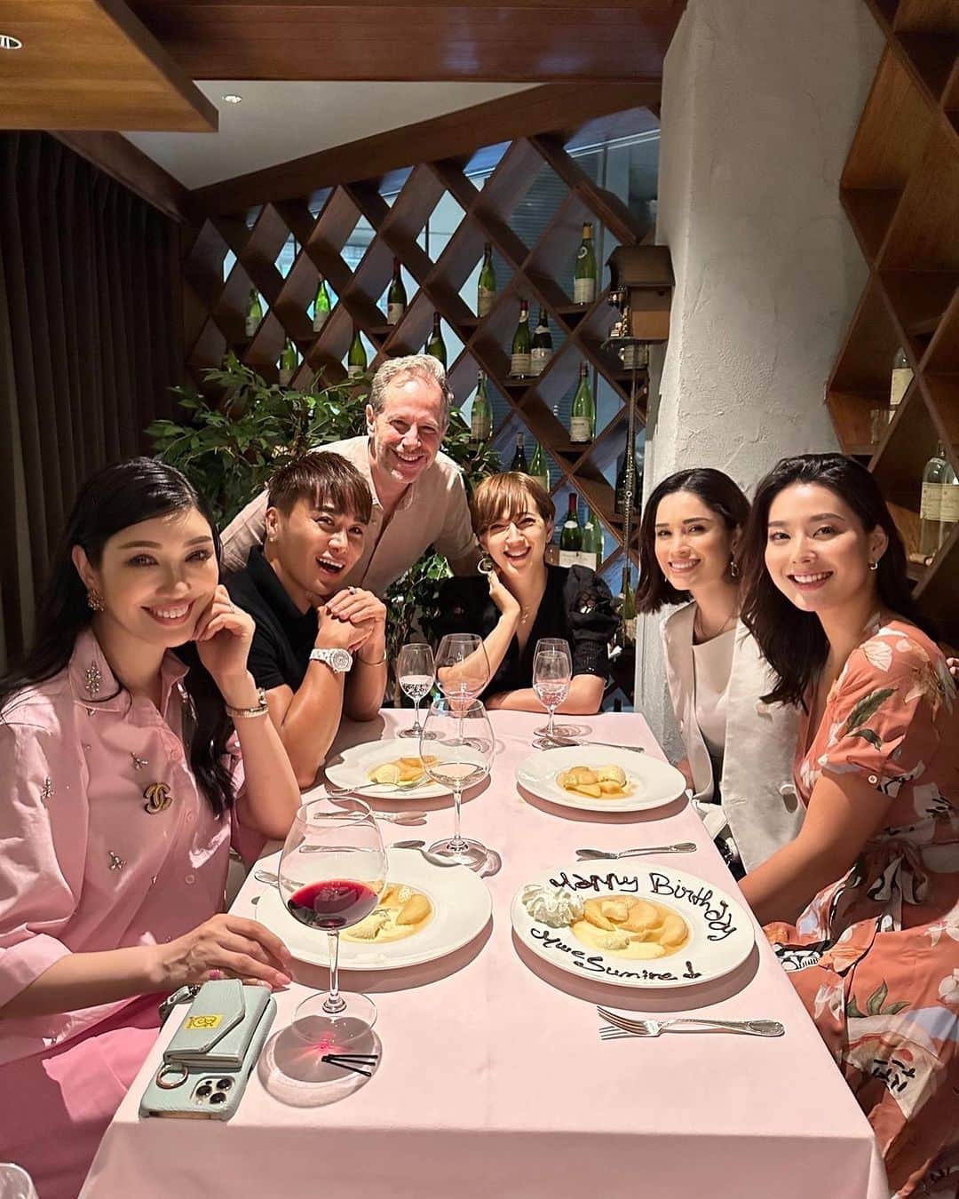 すみれのインスタグラム：「この間のバースデーディナーは大好きなメンバーと大好きなチーズフォンデュ🫕を頂きました！  美味しいワインも飲みて、素敵すぎるプレゼントももらい、幸せすぎるナイトでした❤️  33歳まだまだ頑張りたいと思ってますので、皆さん引き続き宜しくお願いします🥹🫰」